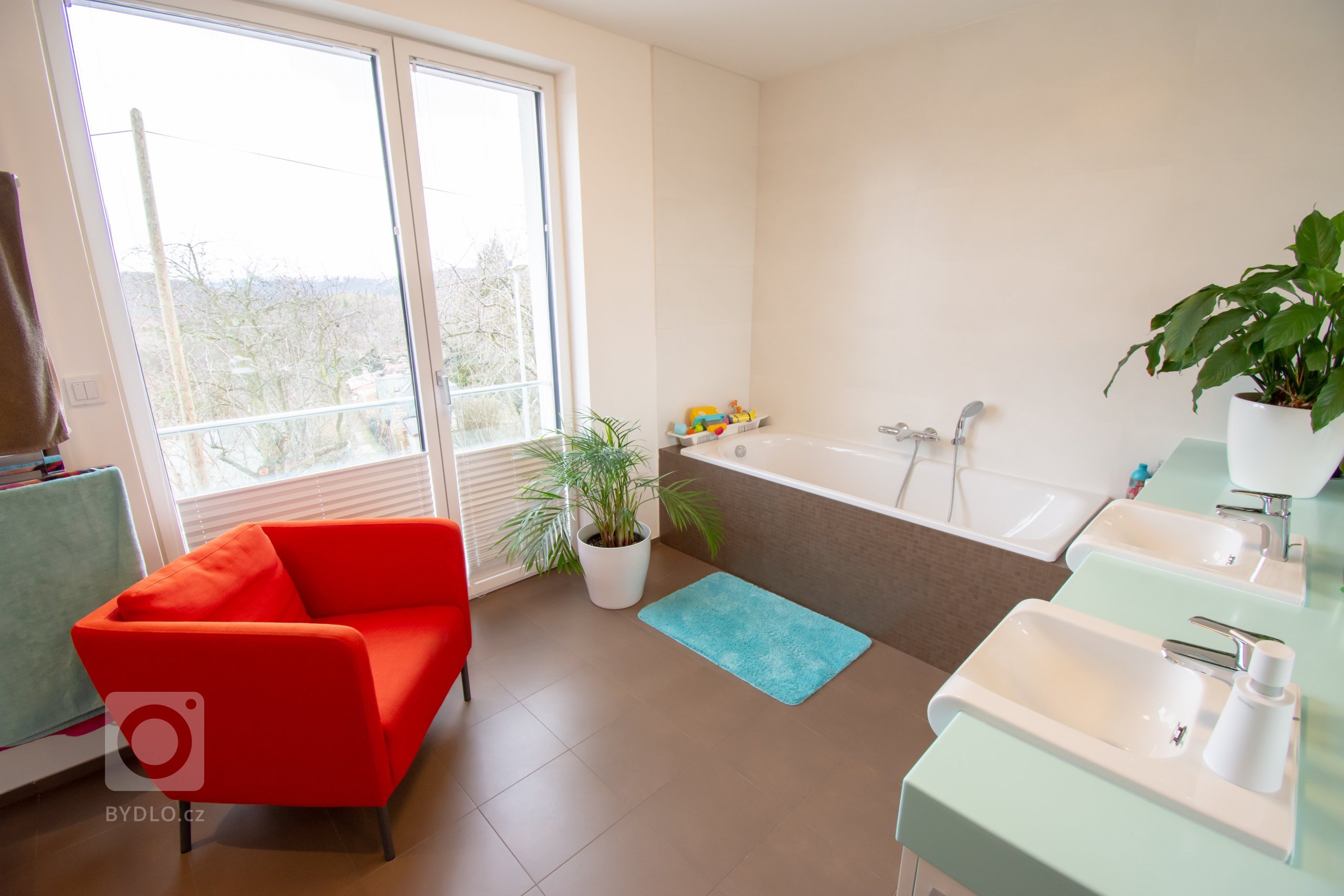 Dům je postaven na okraji zastavěného území sousedícím s&nbsp;údolím Divoké Šárky. Je konečným domem v&nbsp;řadové zástavbě táhnoucí se jednostranně podél celé…