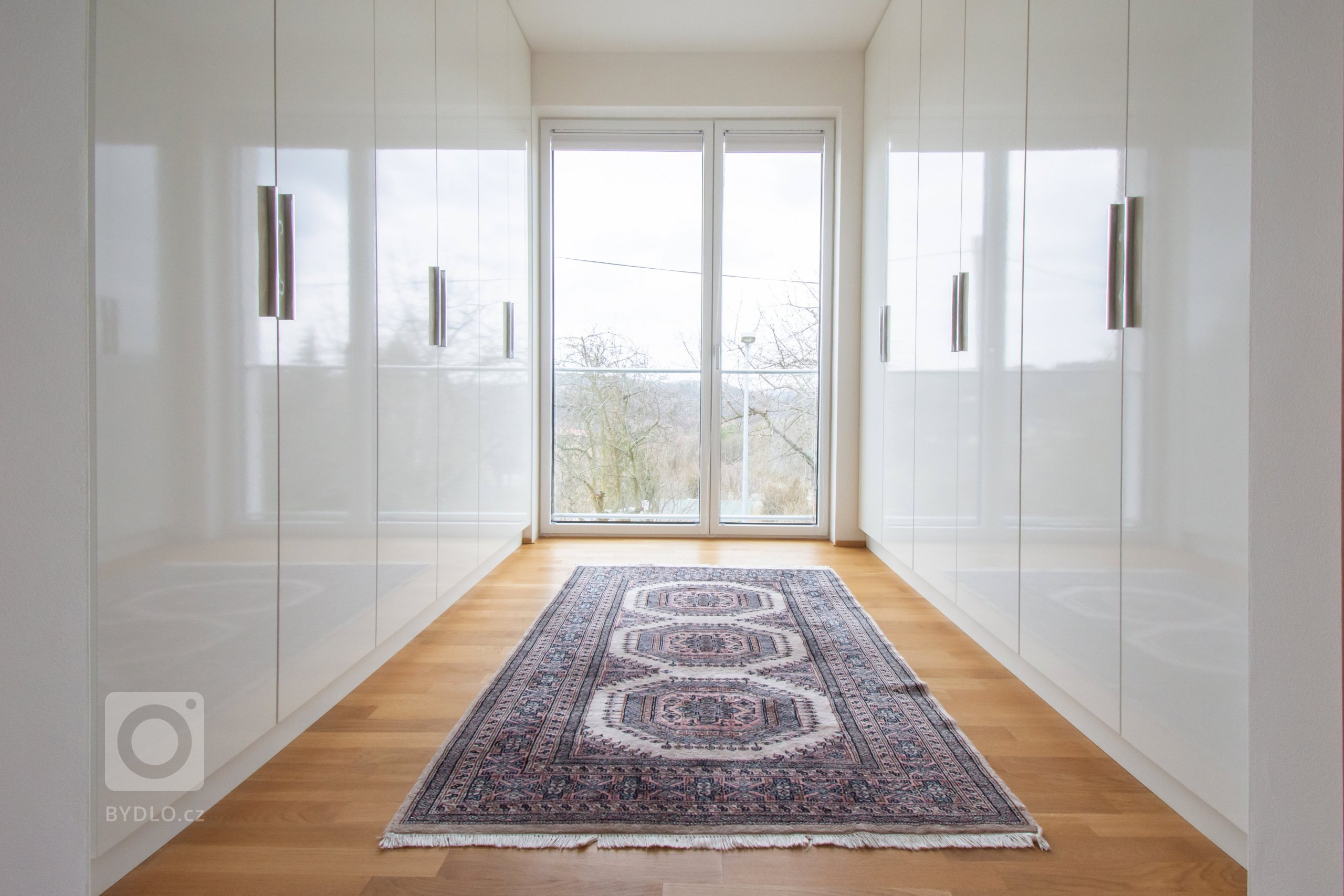 Dům je postaven na okraji zastavěného území sousedícím s&nbsp;údolím Divoké Šárky. Je konečným domem v&nbsp;řadové zástavbě táhnoucí se jednostranně podél celé…