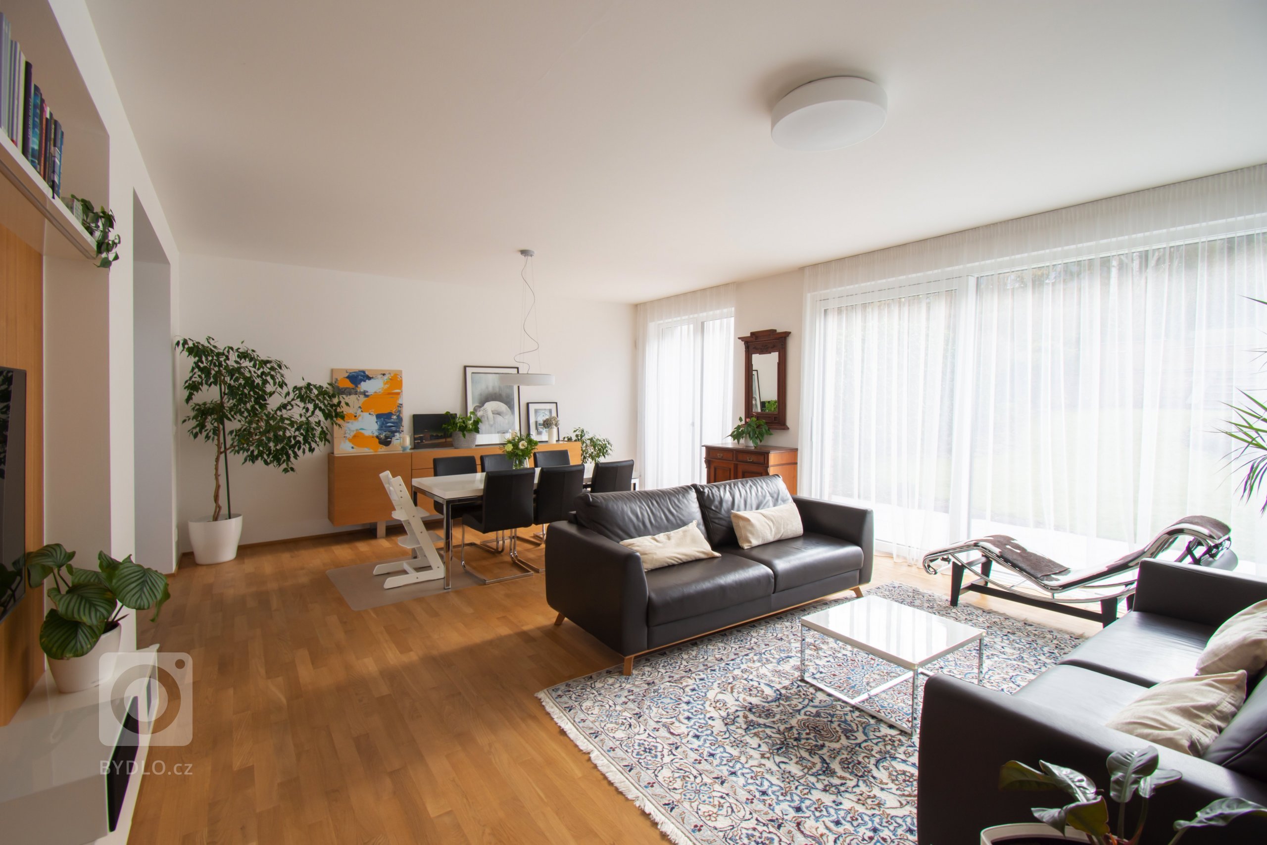 Dům je postaven na okraji zastavěného území sousedícím s&nbsp;údolím Divoké Šárky. Je konečným domem v&nbsp;řadové zástavbě táhnoucí se jednostranně podél celé…