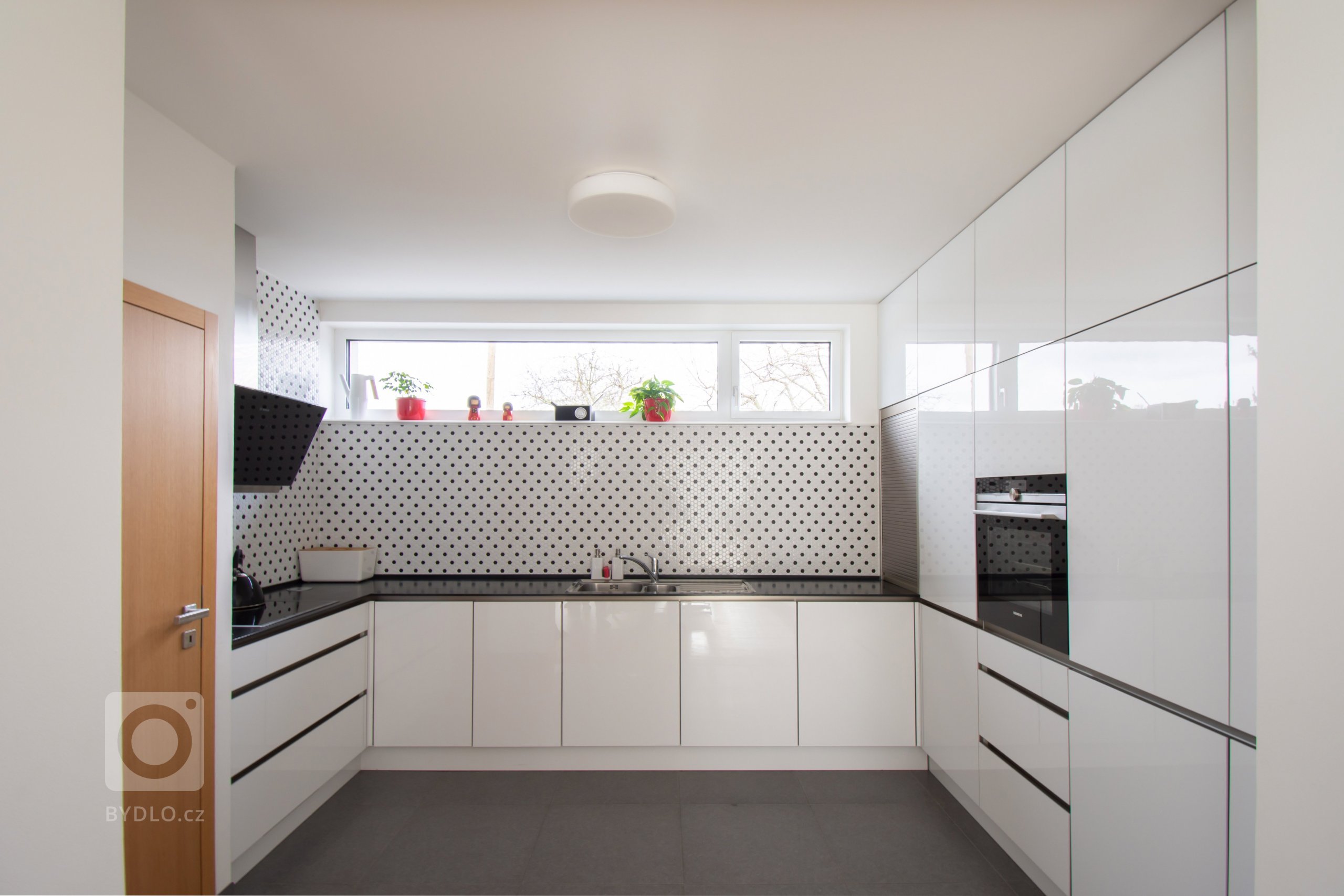 Dům je postaven na okraji zastavěného území sousedícím s&nbsp;údolím Divoké Šárky. Je konečným domem v&nbsp;řadové zástavbě táhnoucí se jednostranně podél celé…