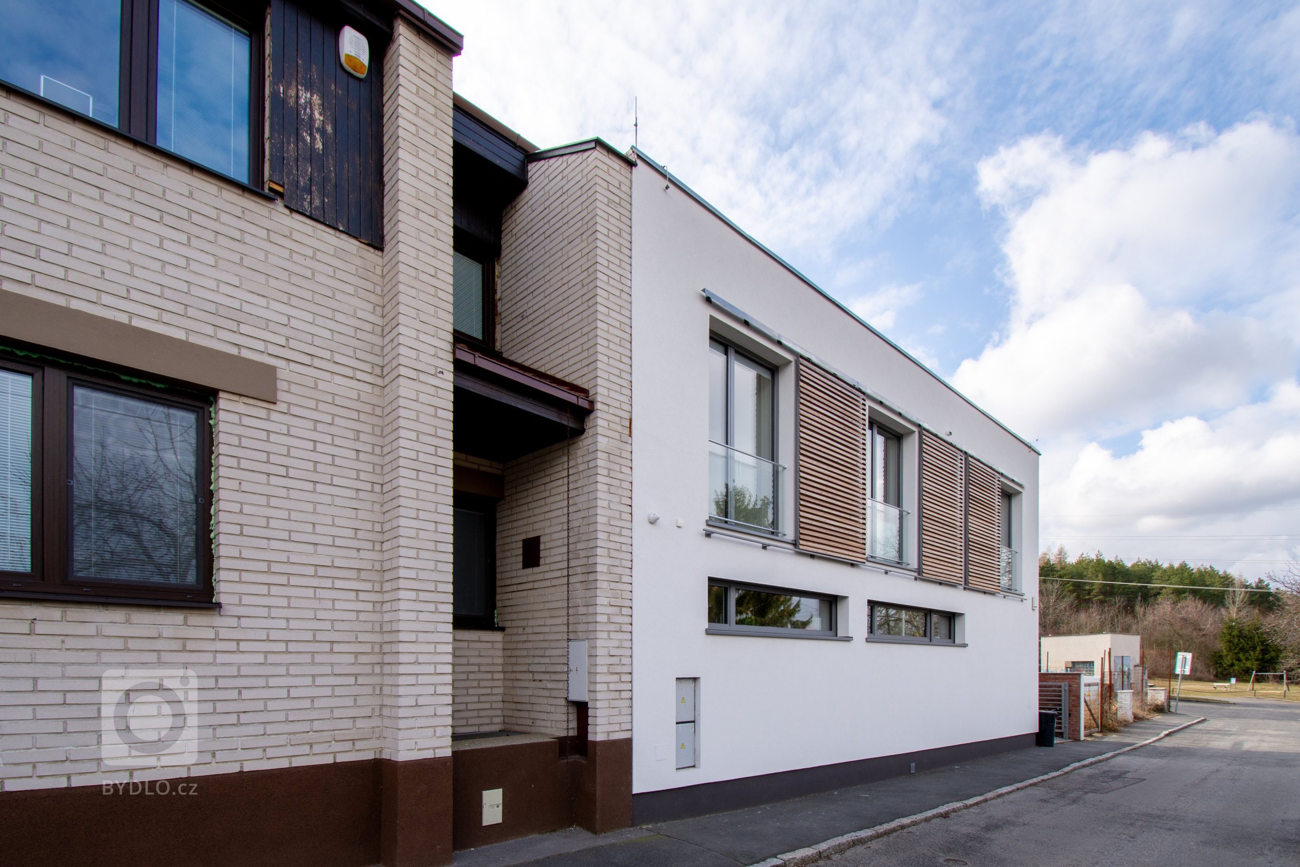 Dům je postaven na okraji zastavěného území sousedícím s&nbsp;údolím Divoké Šárky. Je konečným domem v&nbsp;řadové zástavbě táhnoucí se jednostranně podél celé…