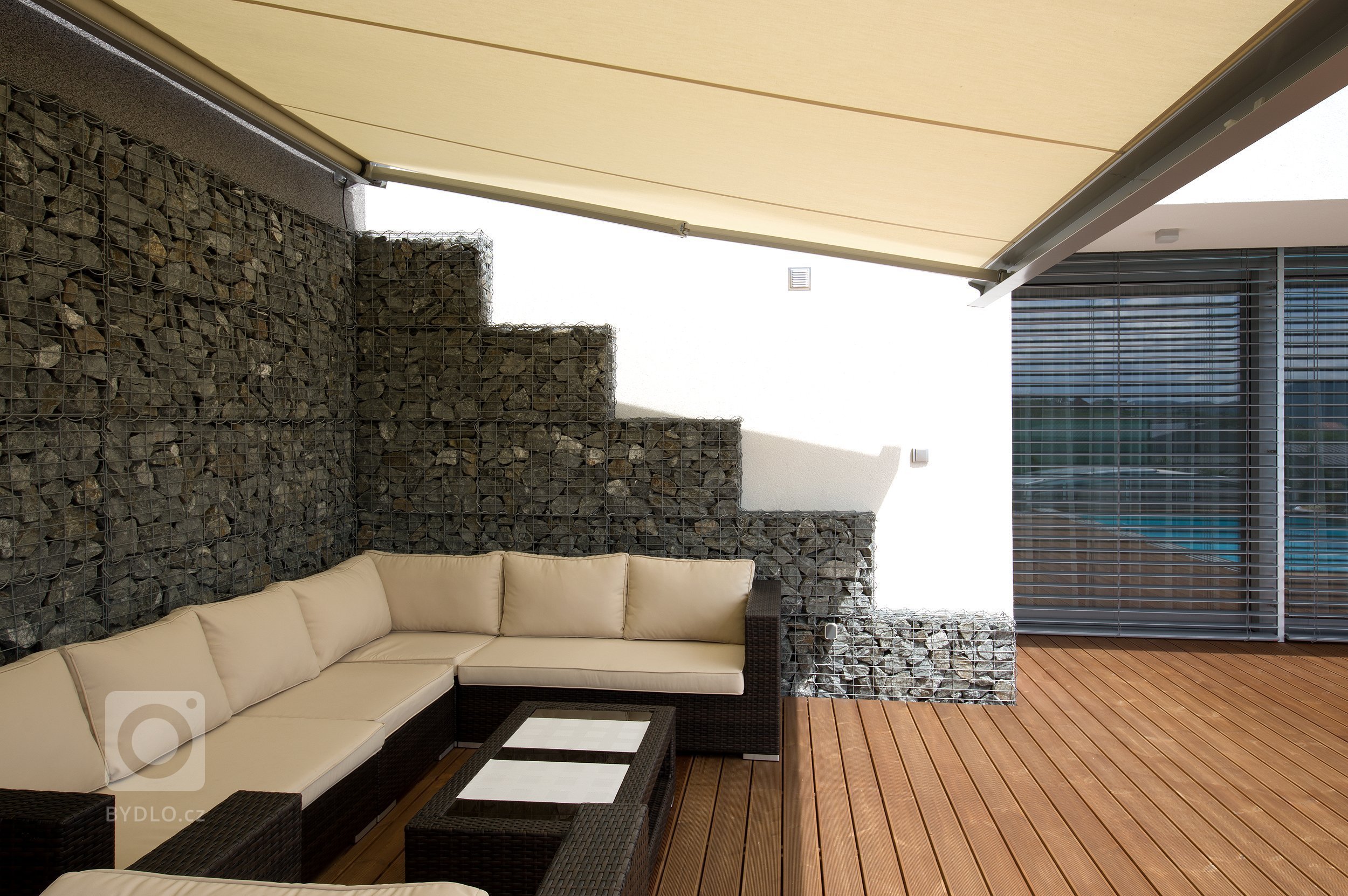 Parcela domu se nachází ve velice žádané lokalitě, která otvírá nádherné výhledy do údolí. Parcela se svažuje směrem do zahrady, což umožňuje plné využití…