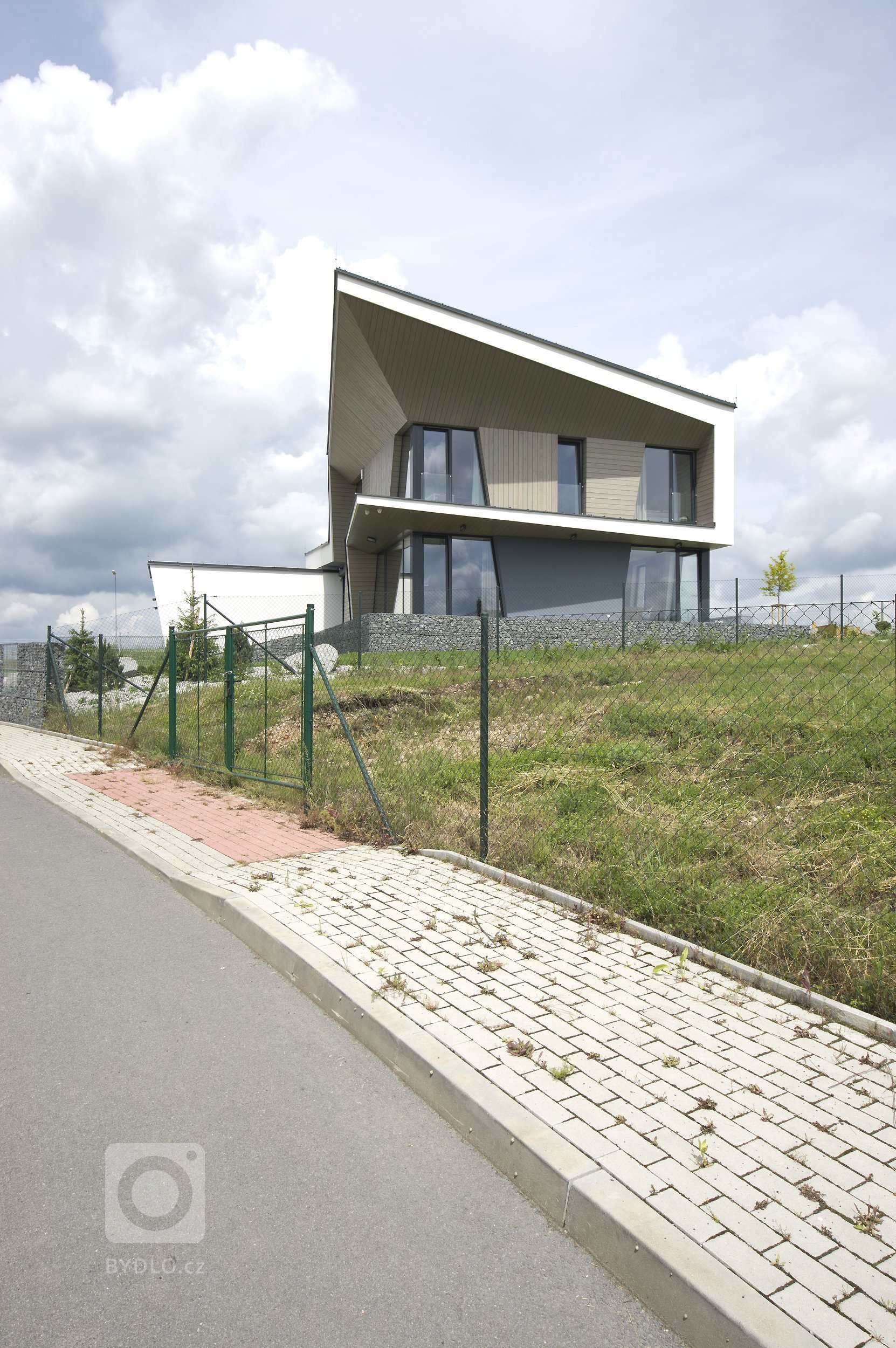 Klient zakoupil pozemek s unikátním výhledem do okolí. Místo na vrcholu kopce na okraji malého města Berouna má skvělé podmínky pro rodinný život. Pozemek je…