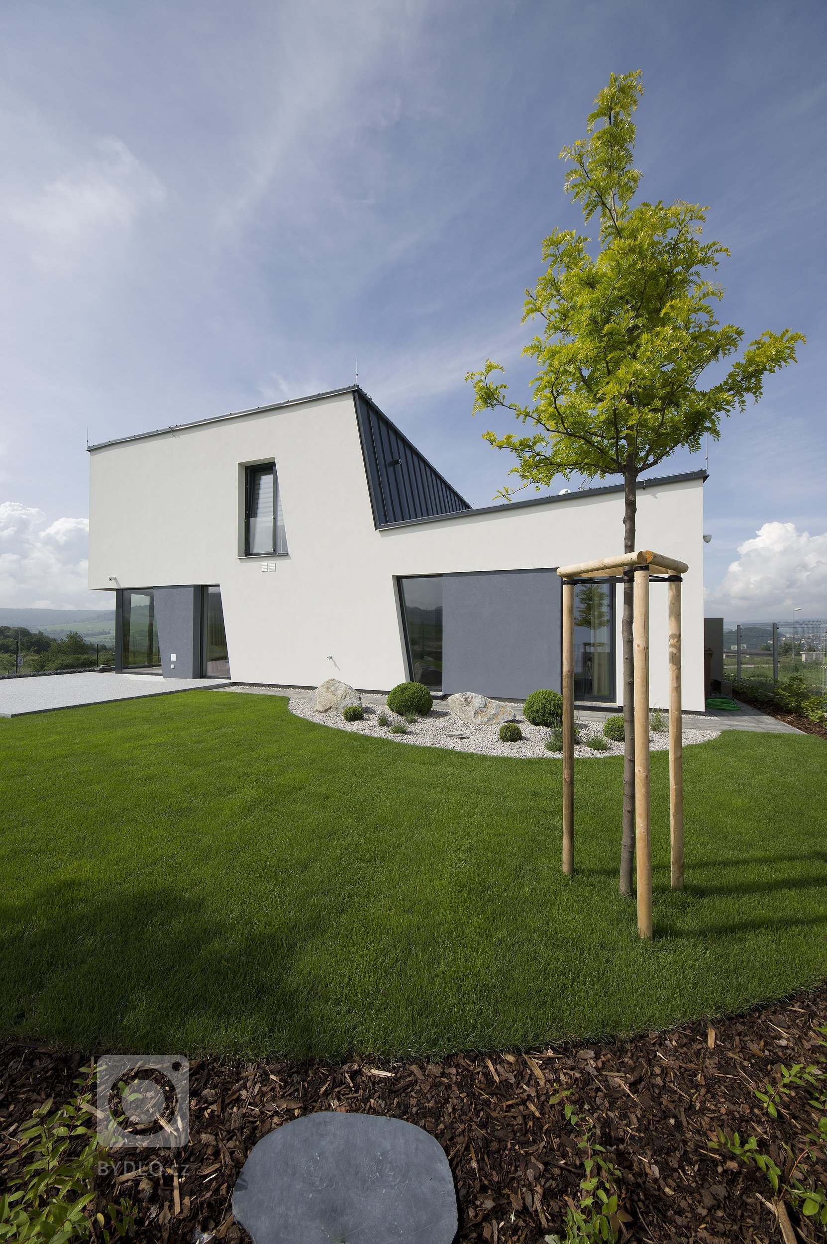 Klient zakoupil pozemek s unikátním výhledem do okolí. Místo na vrcholu kopce na okraji malého města Berouna má skvělé podmínky pro rodinný život. Pozemek je…