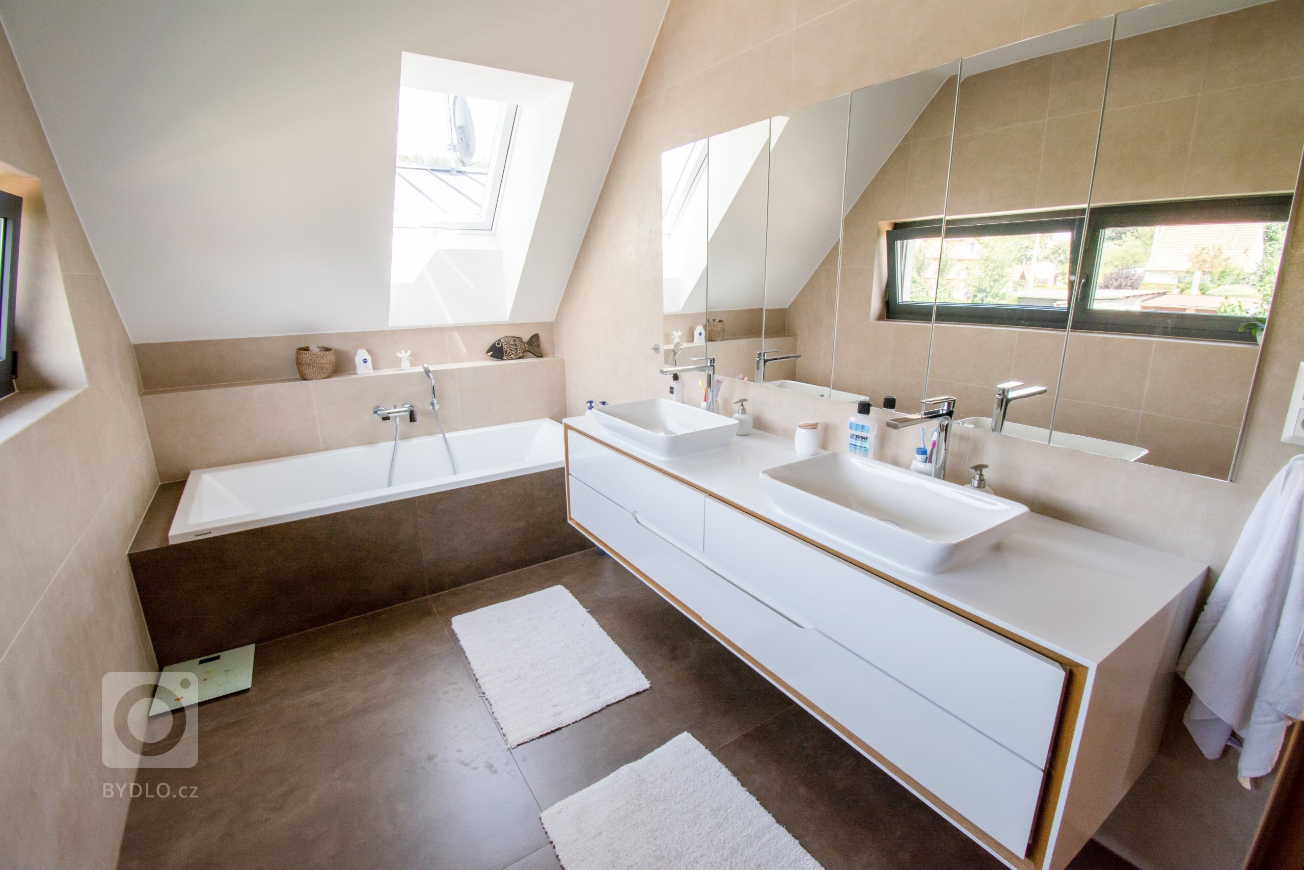 Rodinný dům se nachází v malé obci nedaleko Olomouce. Samotný pozemek má krásný výhled na místní dominantu &ndash; Svatý kopeček &ndash; kopec s kostelem na…