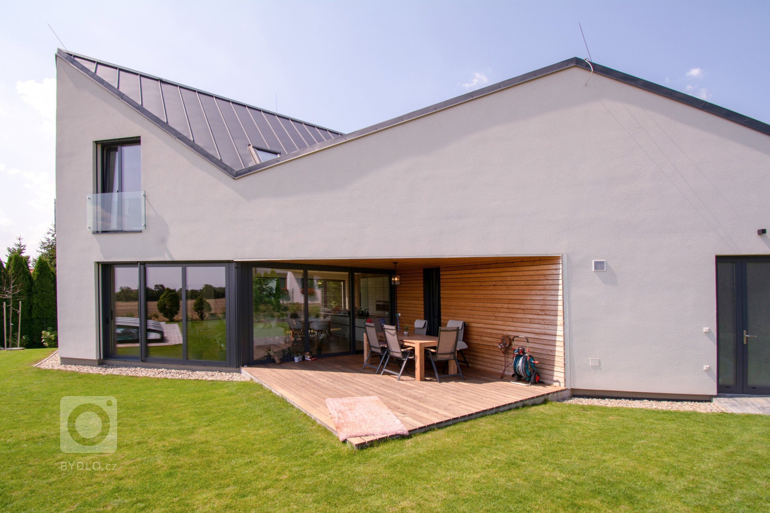 Rodinný dům se nachází v malé obci nedaleko Olomouce. Samotný pozemek má krásný výhled na místní dominantu &ndash; Svatý kopeček &ndash; kopec s kostelem na…