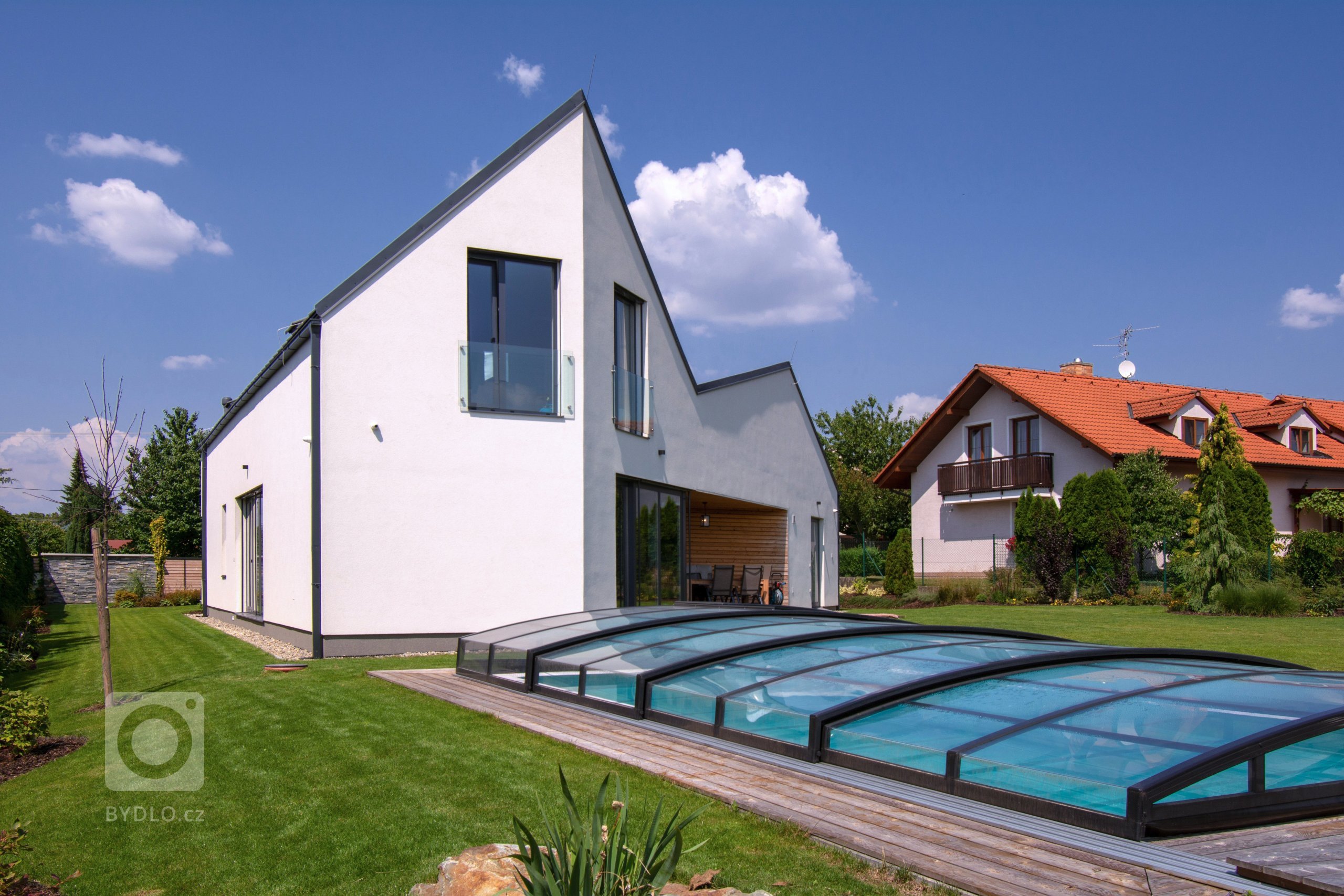 Rodinný dům se nachází v malé obci nedaleko Olomouce. Samotný pozemek má krásný výhled na místní dominantu &ndash; Svatý kopeček &ndash; kopec s kostelem na…