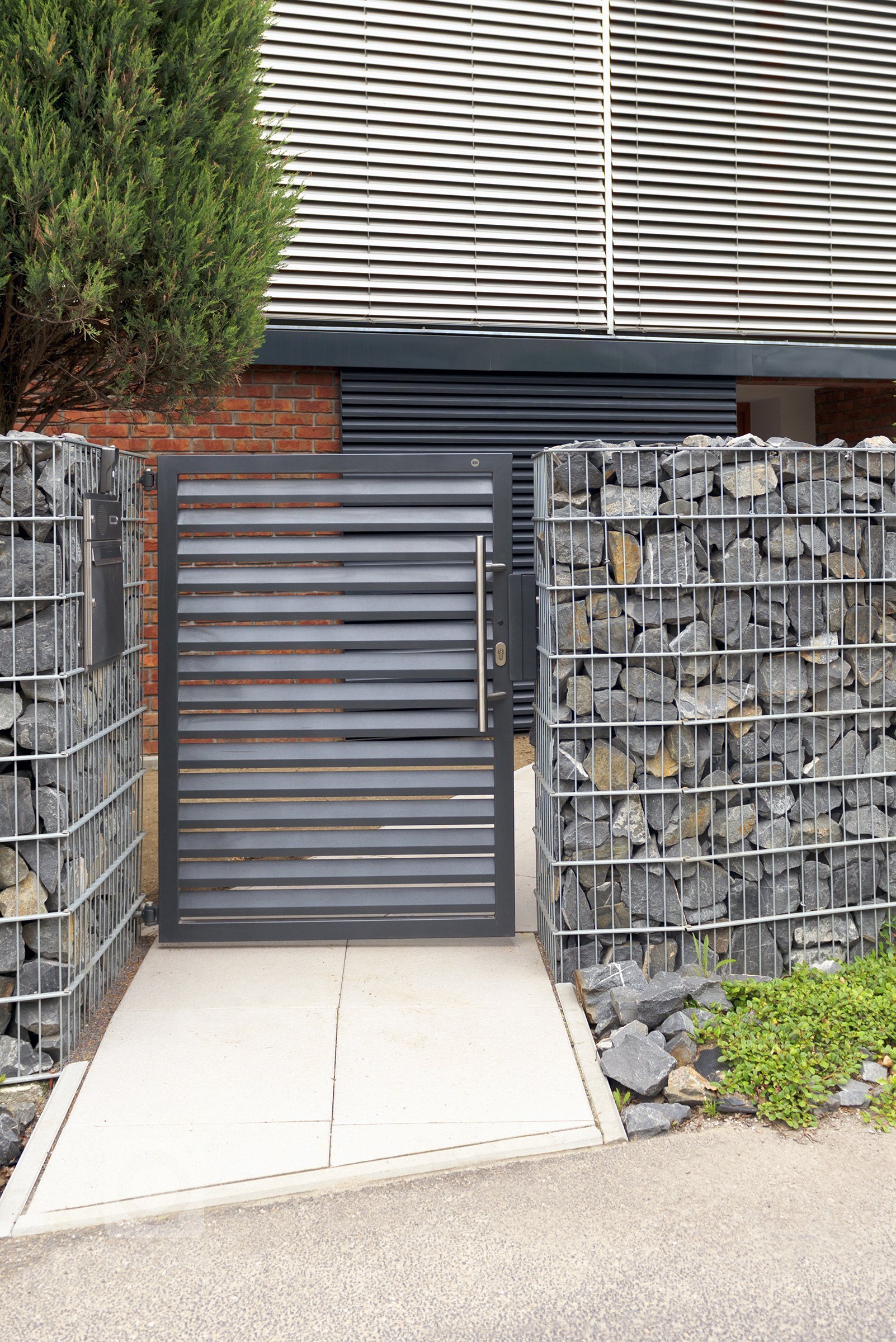 Gabion&nbsp;Rock s&nbsp;bránou a brankou&nbsp;Half (rodinný dům, Bohumín).

Šlo o rozsáhlou rekonstrukci prostorného domu, která byla ve všech ohledech…