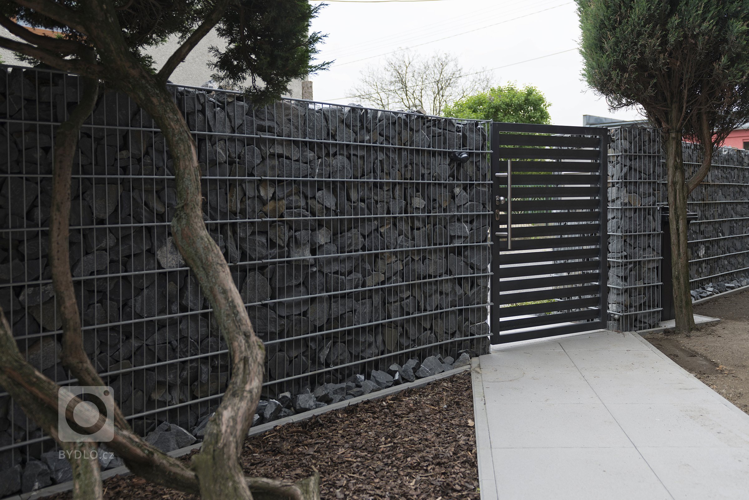 Gabion&nbsp;Rock s&nbsp;bránou a brankou&nbsp;Half (rodinný dům, Bohumín).

Šlo o rozsáhlou rekonstrukci prostorného domu, která byla ve všech ohledech…