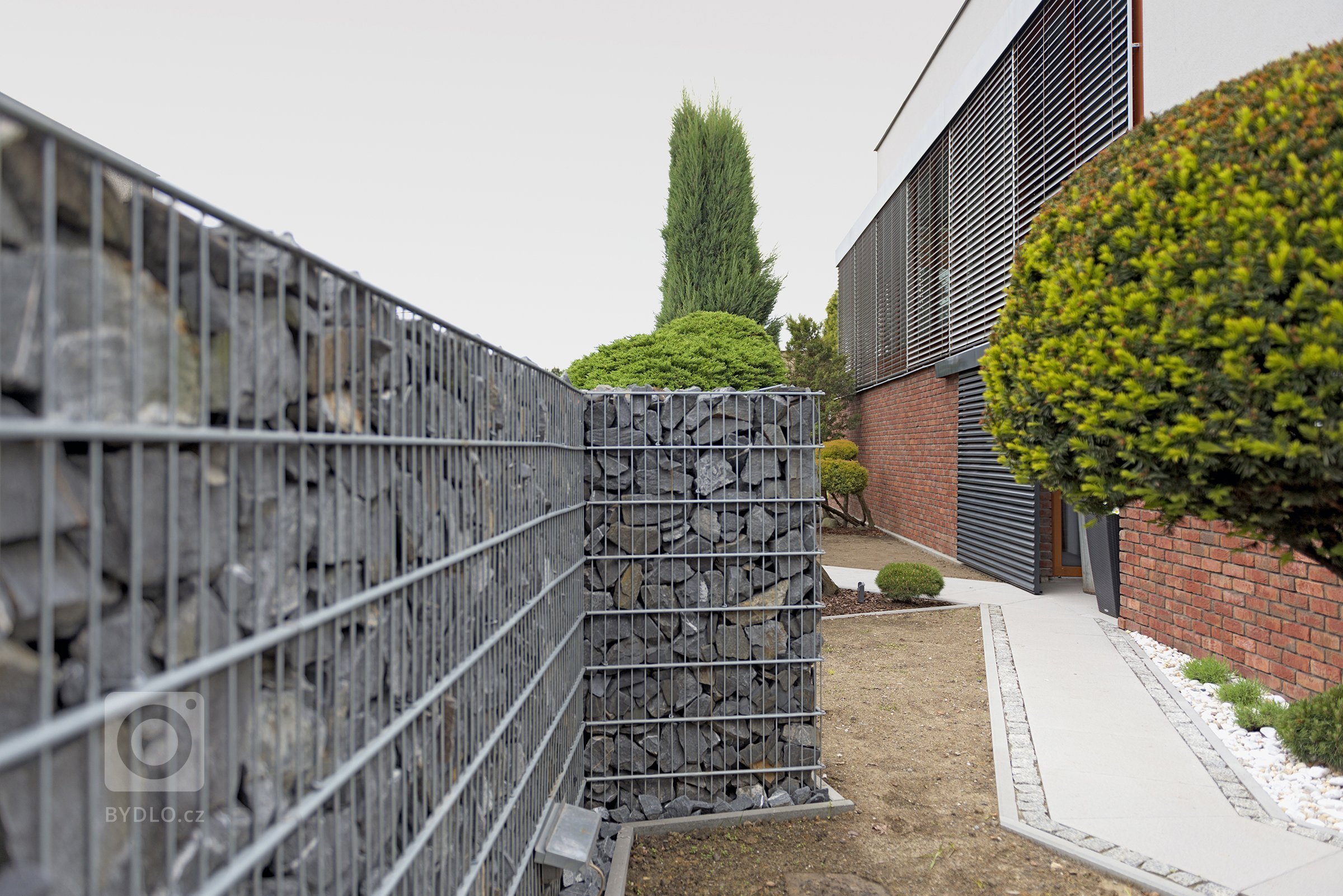 Gabion&nbsp;Rock s&nbsp;bránou a brankou&nbsp;Half (rodinný dům, Bohumín).

Šlo o rozsáhlou rekonstrukci prostorného domu, která byla ve všech ohledech…