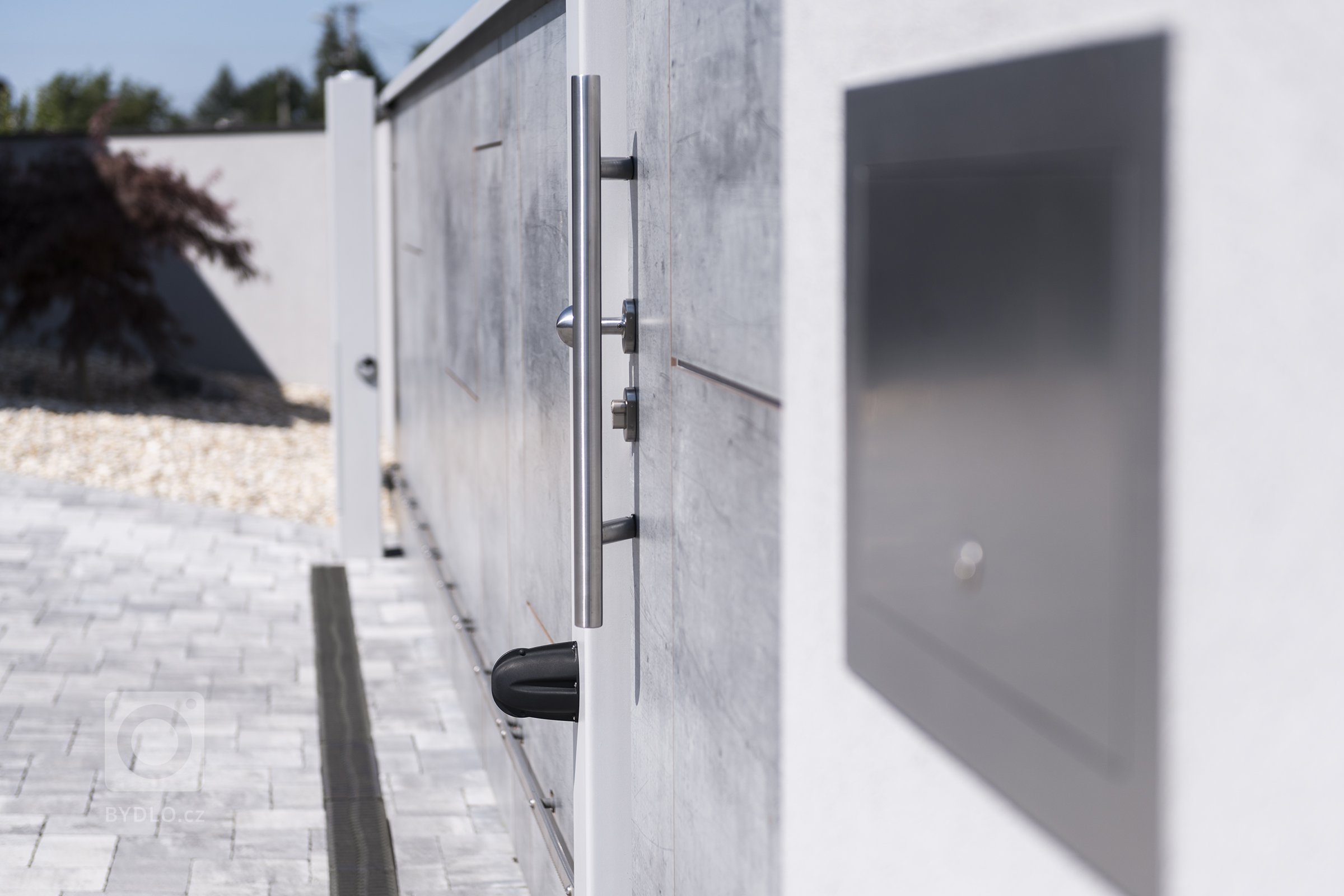 Vjezd k domu z řady Full (rodinný dům, Frýdek-Místek).

Ploty řady Full mohou mít díky materiálu prakticky jakýkoliv vzhled. Obkladové desky jsou&nbsp;z…