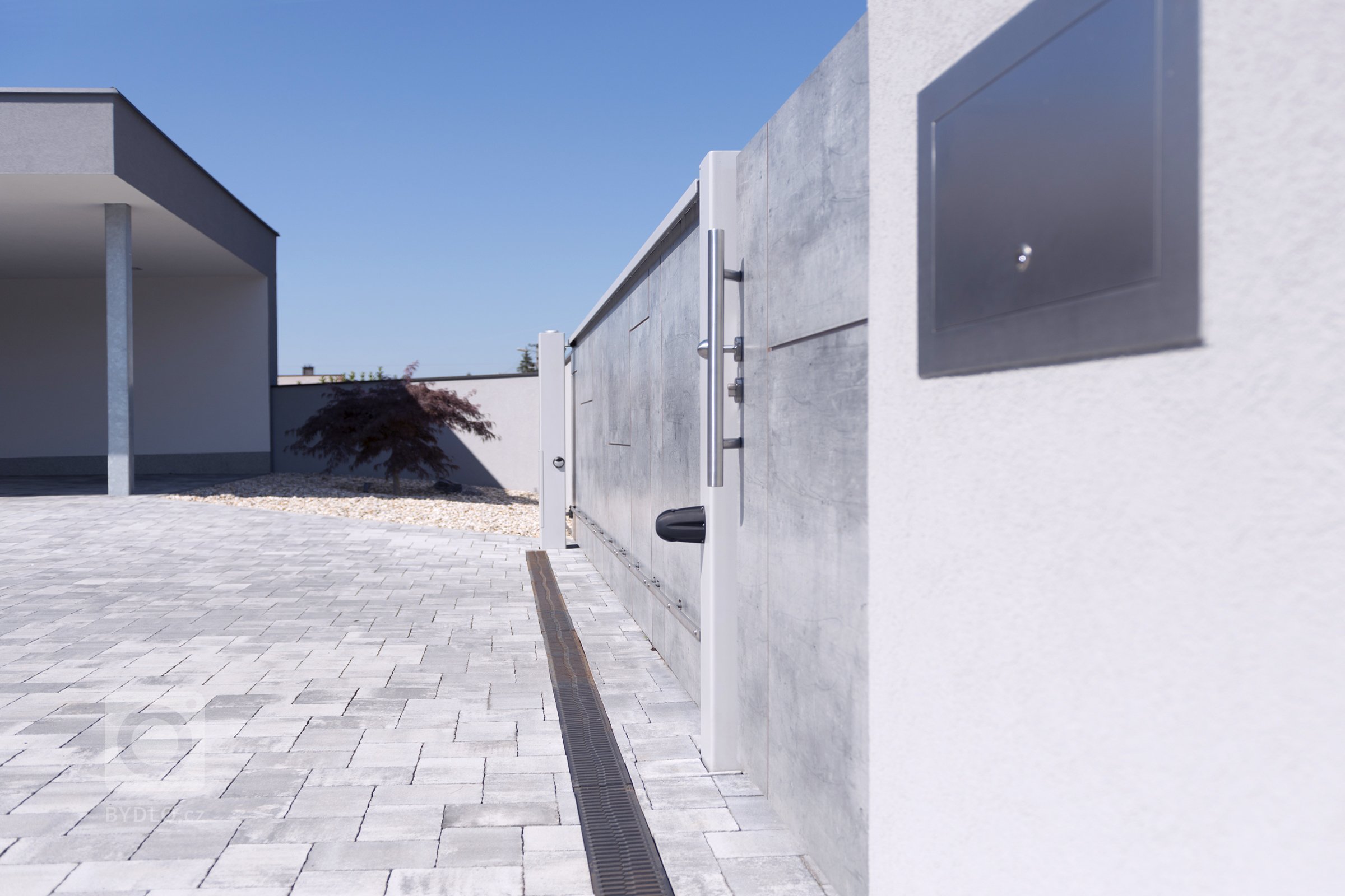 Vjezd k domu z řady Full (rodinný dům, Frýdek-Místek).

Ploty řady Full mohou mít díky materiálu prakticky jakýkoliv vzhled. Obkladové desky jsou&nbsp;z…