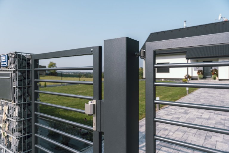 Dvoukřídlá brána Airy s brankou a gabiony

Když na umístění klasické klasické posuvné brány, která se otevírá do strany, je nasnadě sáhnout po jiném řešení.…