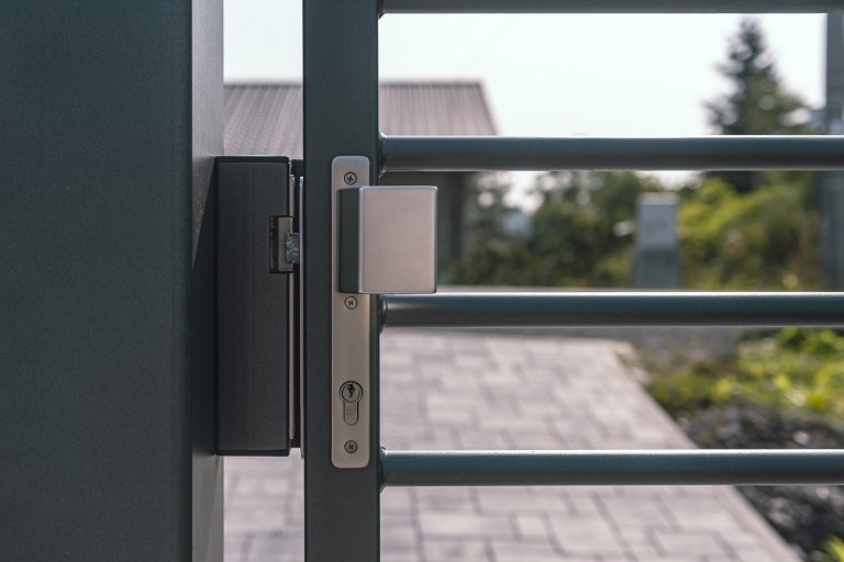 Dvoukřídlá brána Airy s brankou a gabiony

Když na umístění klasické klasické posuvné brány, která se otevírá do strany, je nasnadě sáhnout po jiném řešení.…