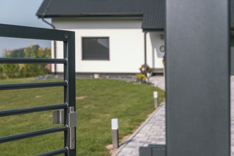 Dvoukřídlá brána Airy s brankou a gabiony

Když na umístění klasické klasické posuvné brány, která se otevírá do strany, je nasnadě sáhnout po jiném řešení.…