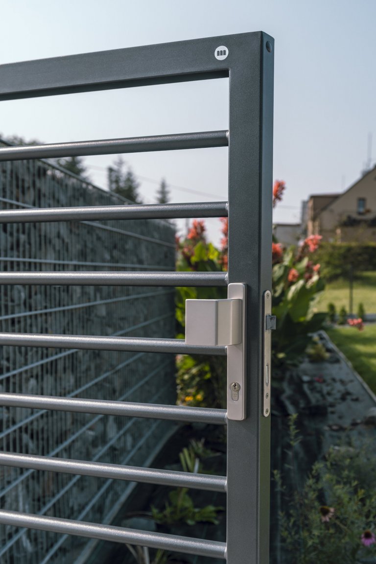 Dvoukřídlá brána Airy s brankou a gabiony

Když na umístění klasické klasické posuvné brány, která se otevírá do strany, je nasnadě sáhnout po jiném řešení.…