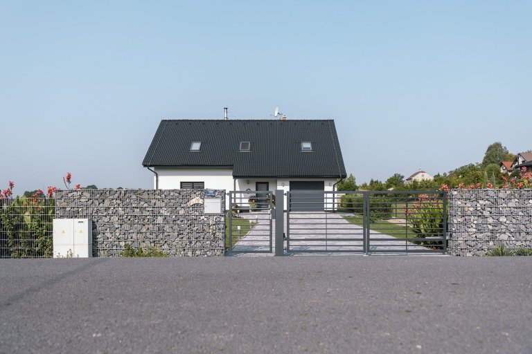 Dvoukřídlá brána Airy s brankou a gabiony

Když na umístění klasické klasické posuvné brány, která se otevírá do strany, je nasnadě sáhnout po jiném řešení.…