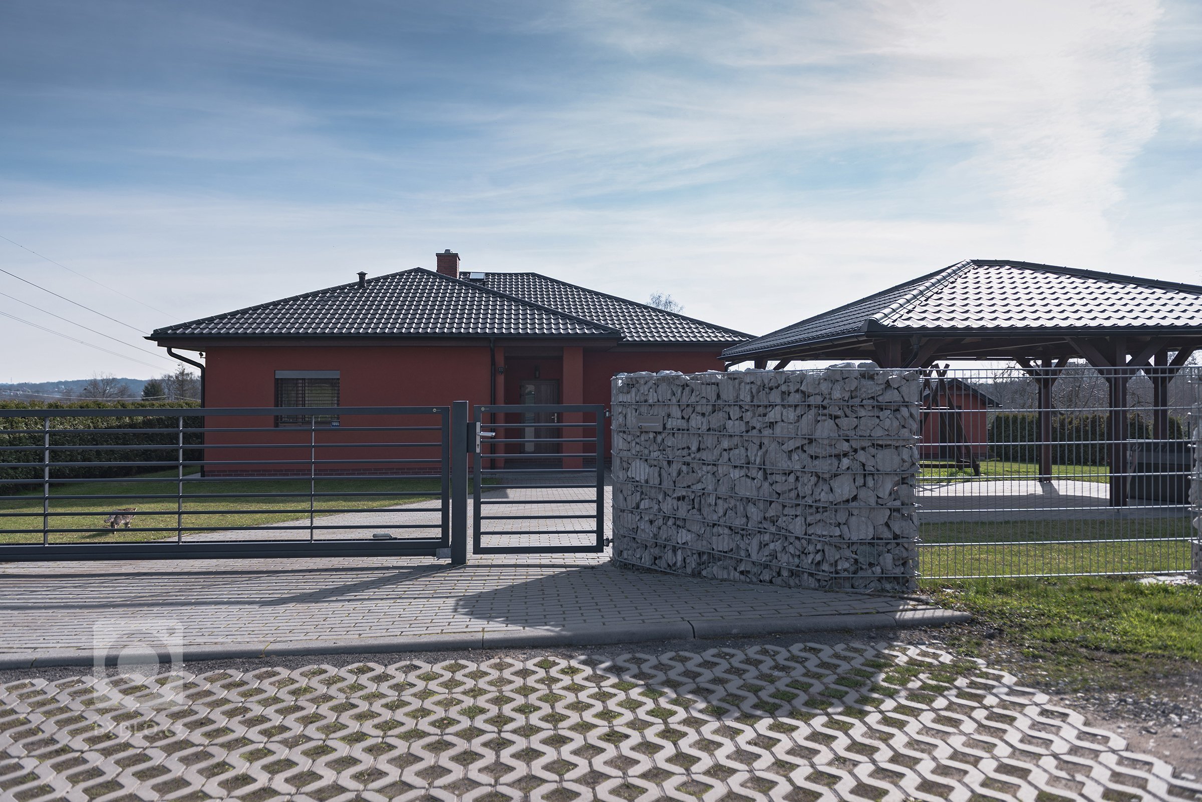 Kovový plot v kombinaci gabiony nezklame (rodinný dům, Orlová)

Současná podoba&nbsp;moderního bungalovu pro mladou rodinu. Takový trend dnešní doby. Majitel…