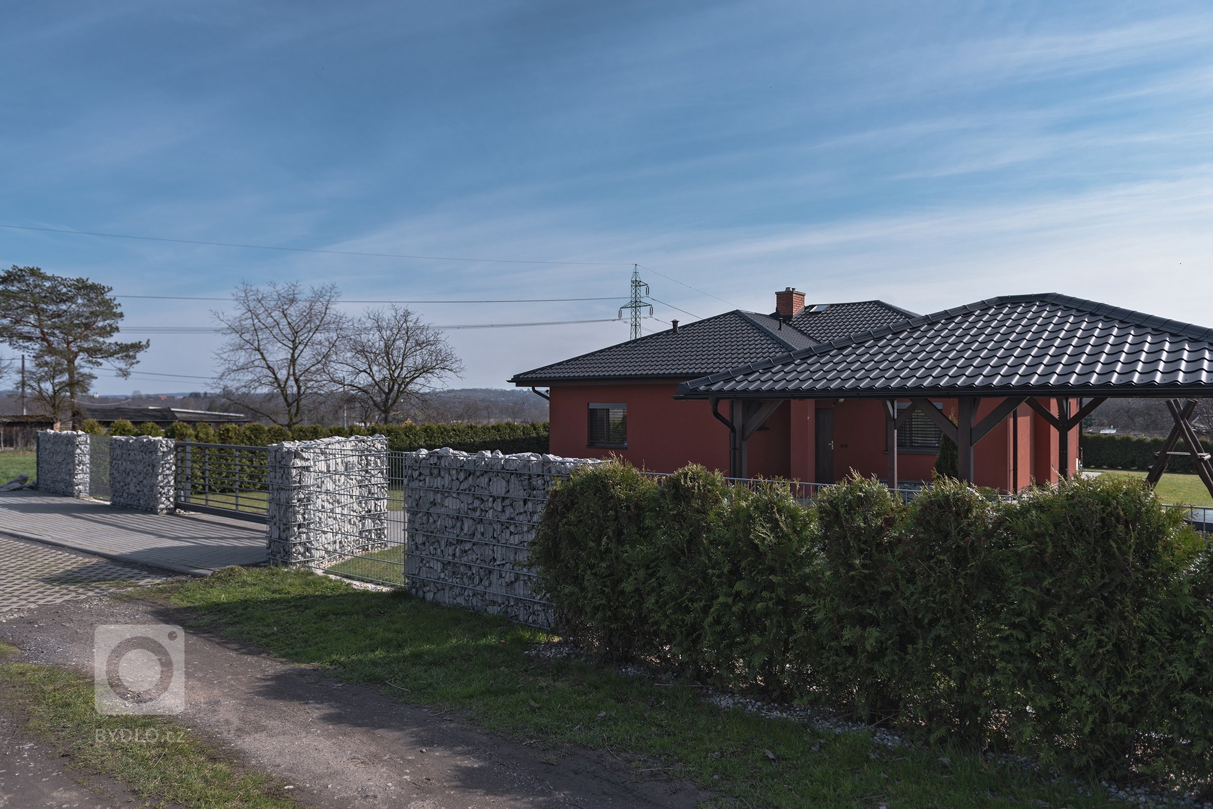 Kovový plot v kombinaci gabiony nezklame (rodinný dům, Orlová)

Současná podoba&nbsp;moderního bungalovu pro mladou rodinu. Takový trend dnešní doby. Majitel…