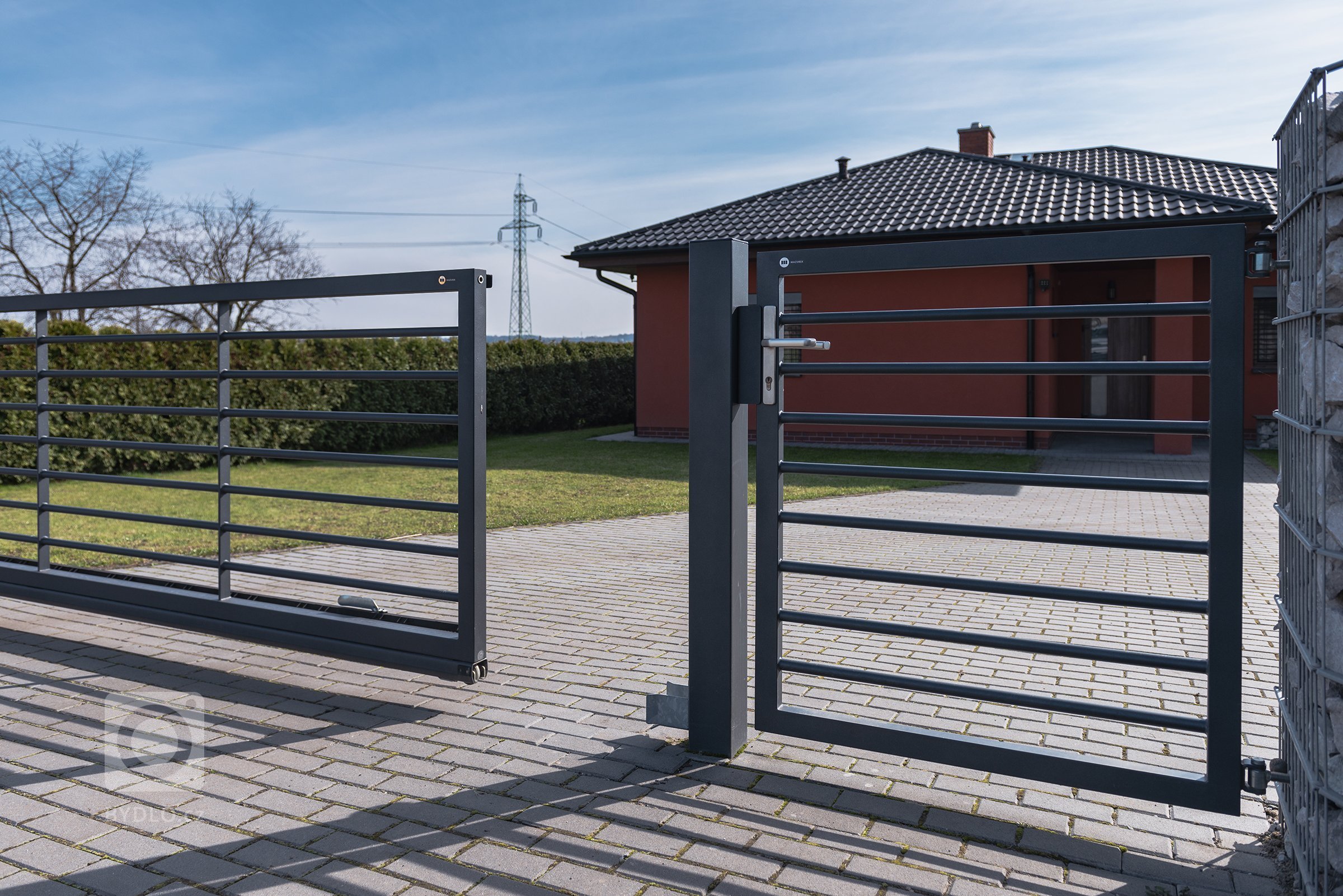 Kovový plot v kombinaci gabiony nezklame (rodinný dům, Orlová)

Současná podoba&nbsp;moderního bungalovu pro mladou rodinu. Takový trend dnešní doby. Majitel…