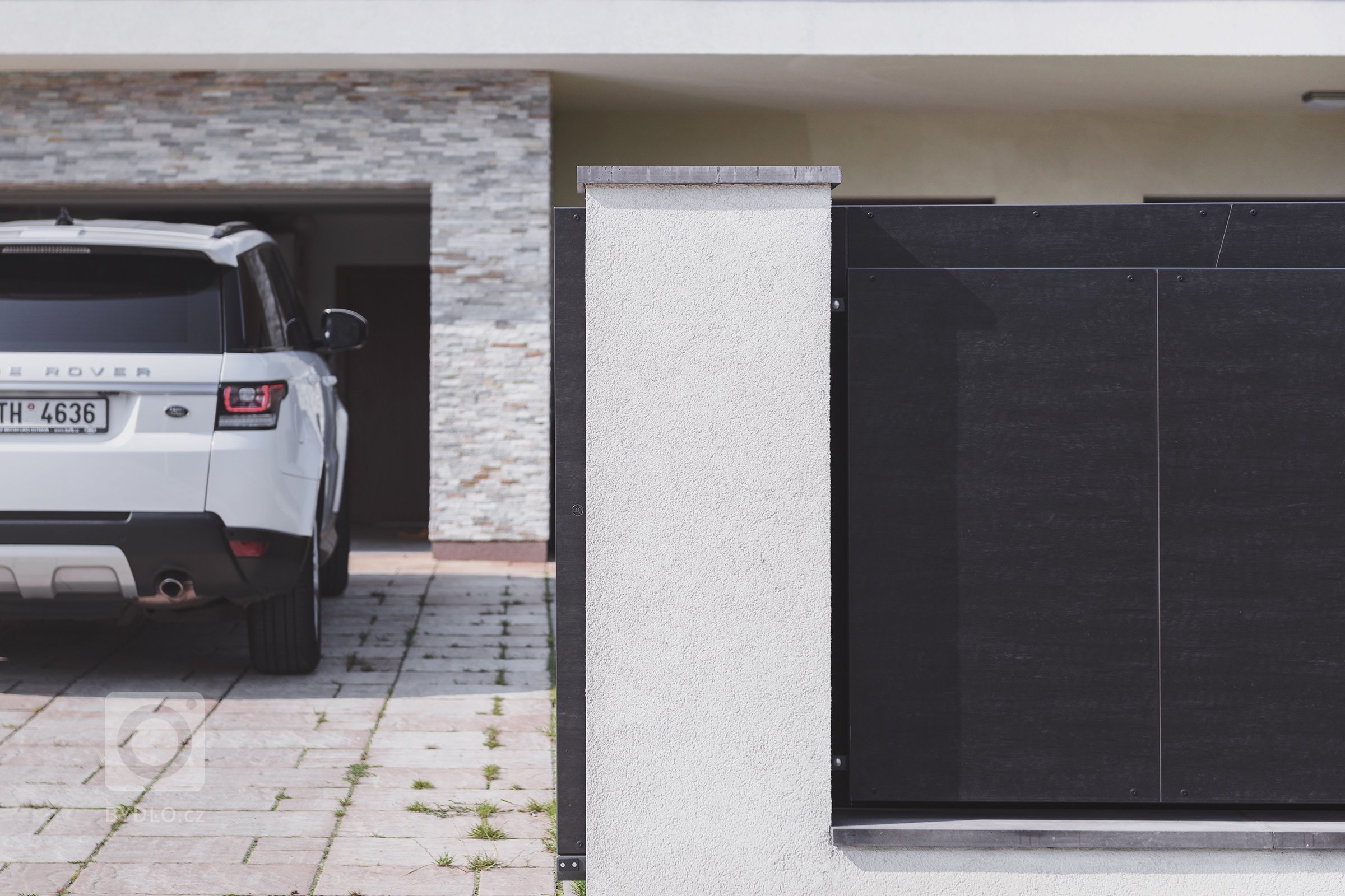 Plný plot a&nbsp;veliká brána

Součástí rekonstrukce vily bylo také oplocení, které mělo zajišťovat dostatek soukromí a současně umožnit prostorný vjezd ke…