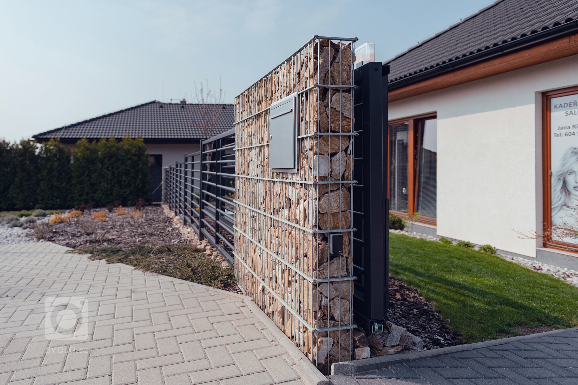 Jednoduše elegantní plot (rodinný dům, Mladá Boleslav)

Plot by neměl zastínit dům, ale měl by jej vhodně doplnit. Tak zněl požadavek zákazníka. A protože…