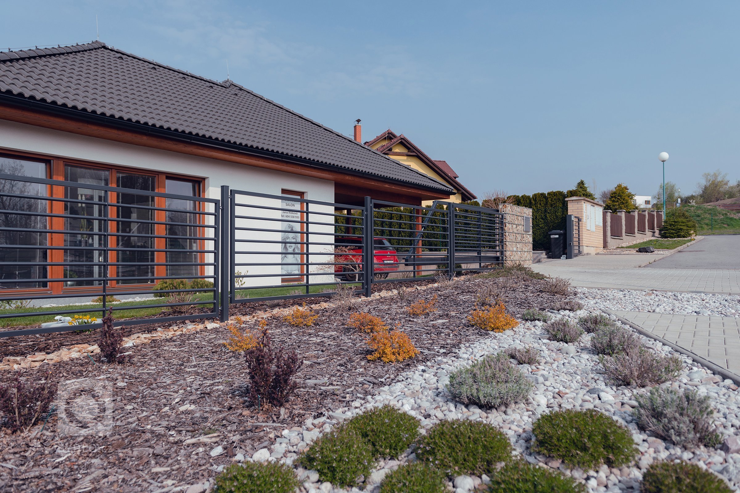 Jednoduše elegantní plot (rodinný dům, Mladá Boleslav)

Plot by neměl zastínit dům, ale měl by jej vhodně doplnit. Tak zněl požadavek zákazníka. A protože…