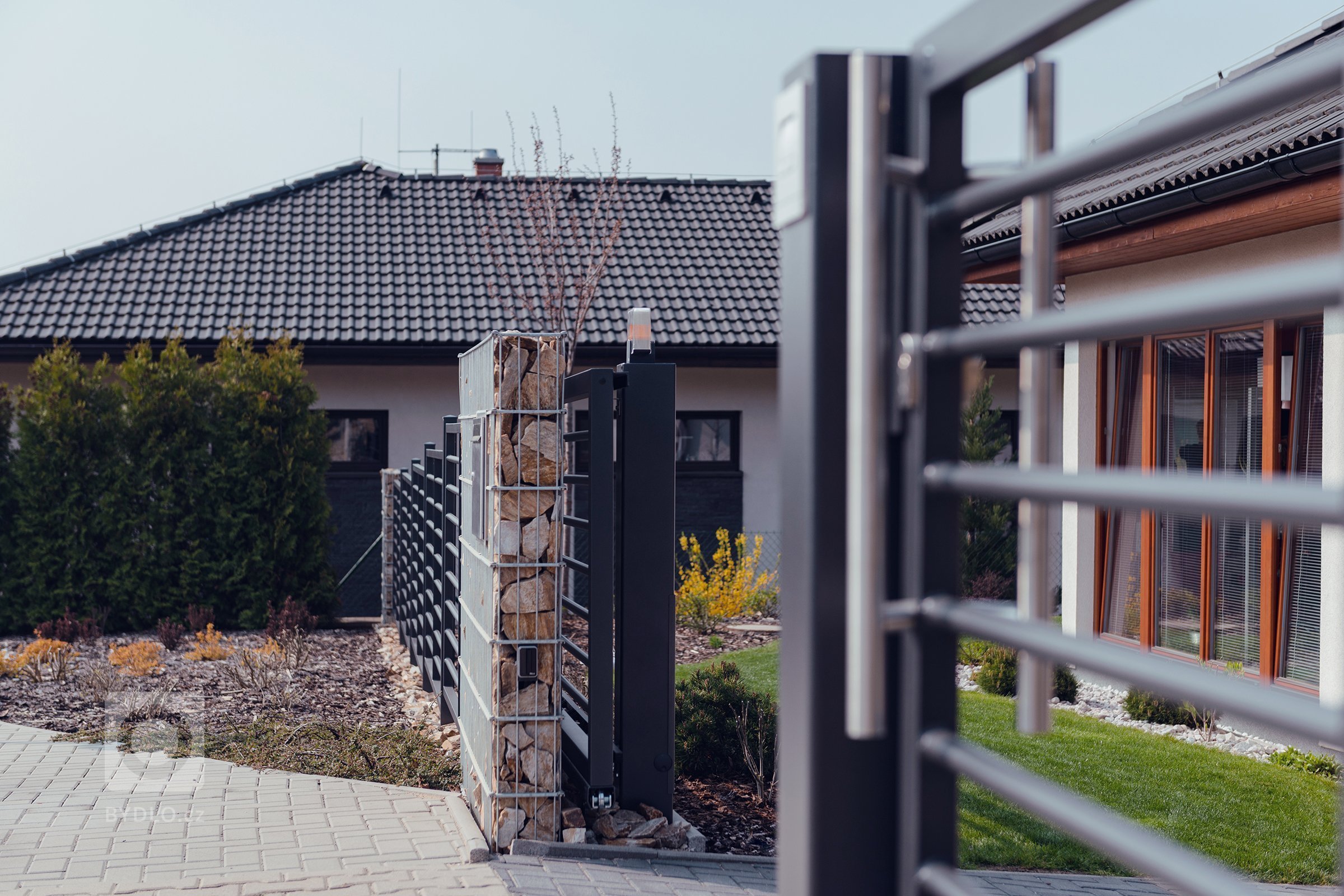 Jednoduše elegantní plot (rodinný dům, Mladá Boleslav)

Plot by neměl zastínit dům, ale měl by jej vhodně doplnit. Tak zněl požadavek zákazníka. A protože…