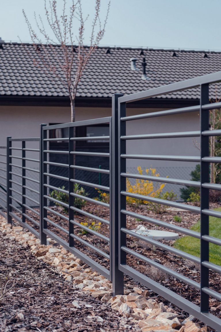 Jednoduše elegantní plot (rodinný dům, Mladá Boleslav)

Plot by neměl zastínit dům, ale měl by jej vhodně doplnit. Tak zněl požadavek zákazníka. A protože…