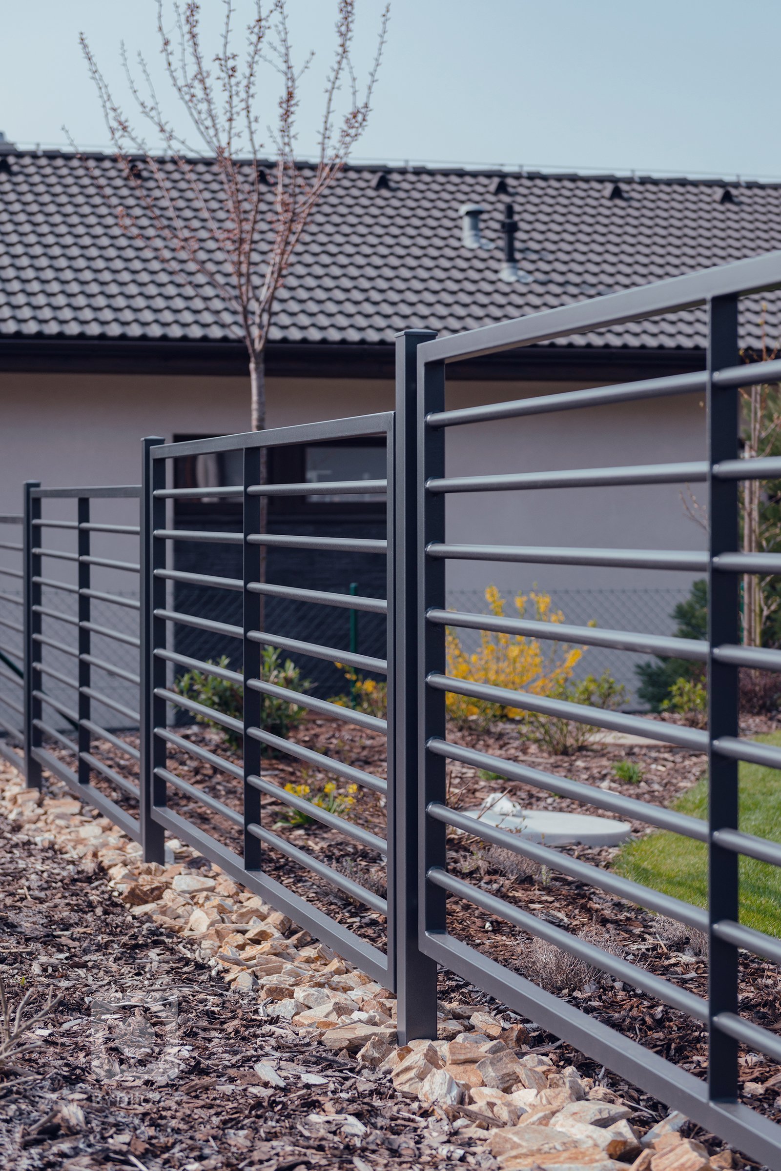 Jednoduše elegantní plot (rodinný dům, Mladá Boleslav)

Plot by neměl zastínit dům, ale měl by jej vhodně doplnit. Tak zněl požadavek zákazníka. A protože…