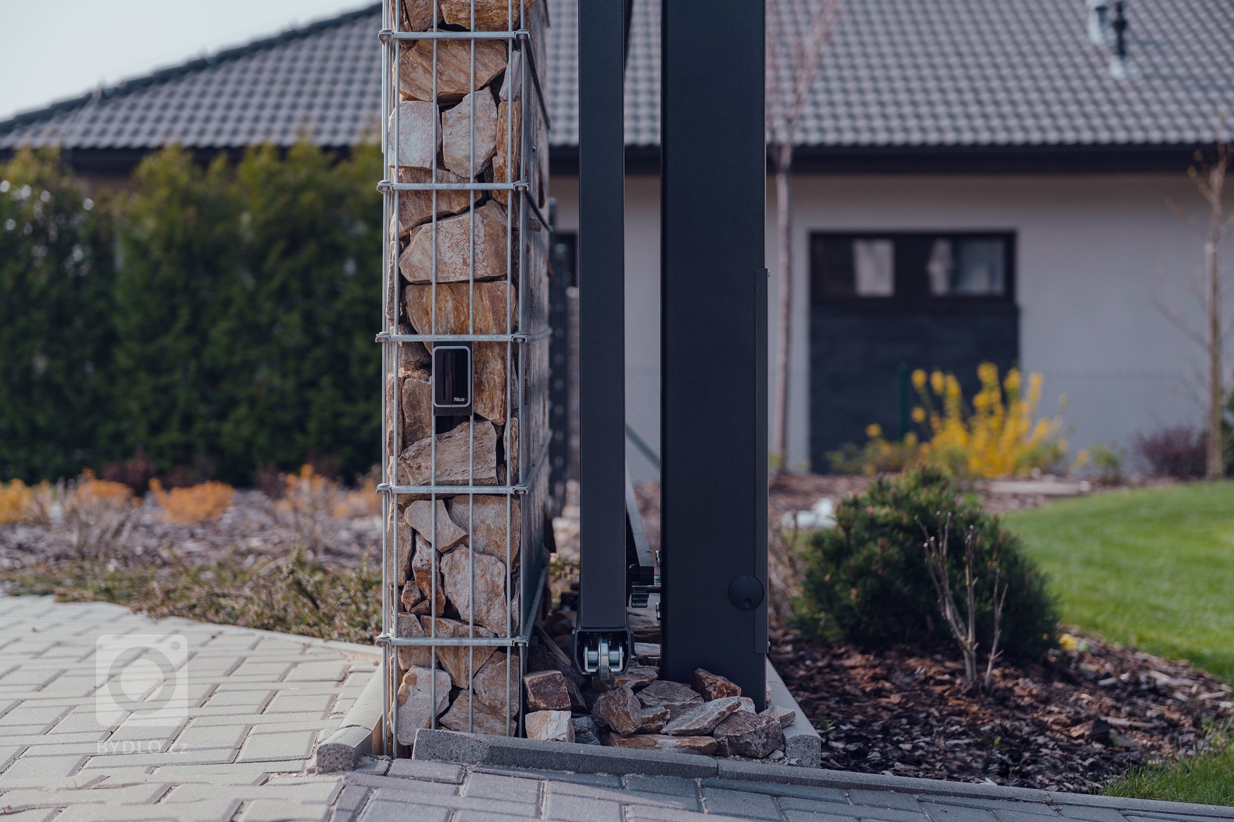Jednoduše elegantní plot (rodinný dům, Mladá Boleslav)

Plot by neměl zastínit dům, ale měl by jej vhodně doplnit. Tak zněl požadavek zákazníka. A protože…