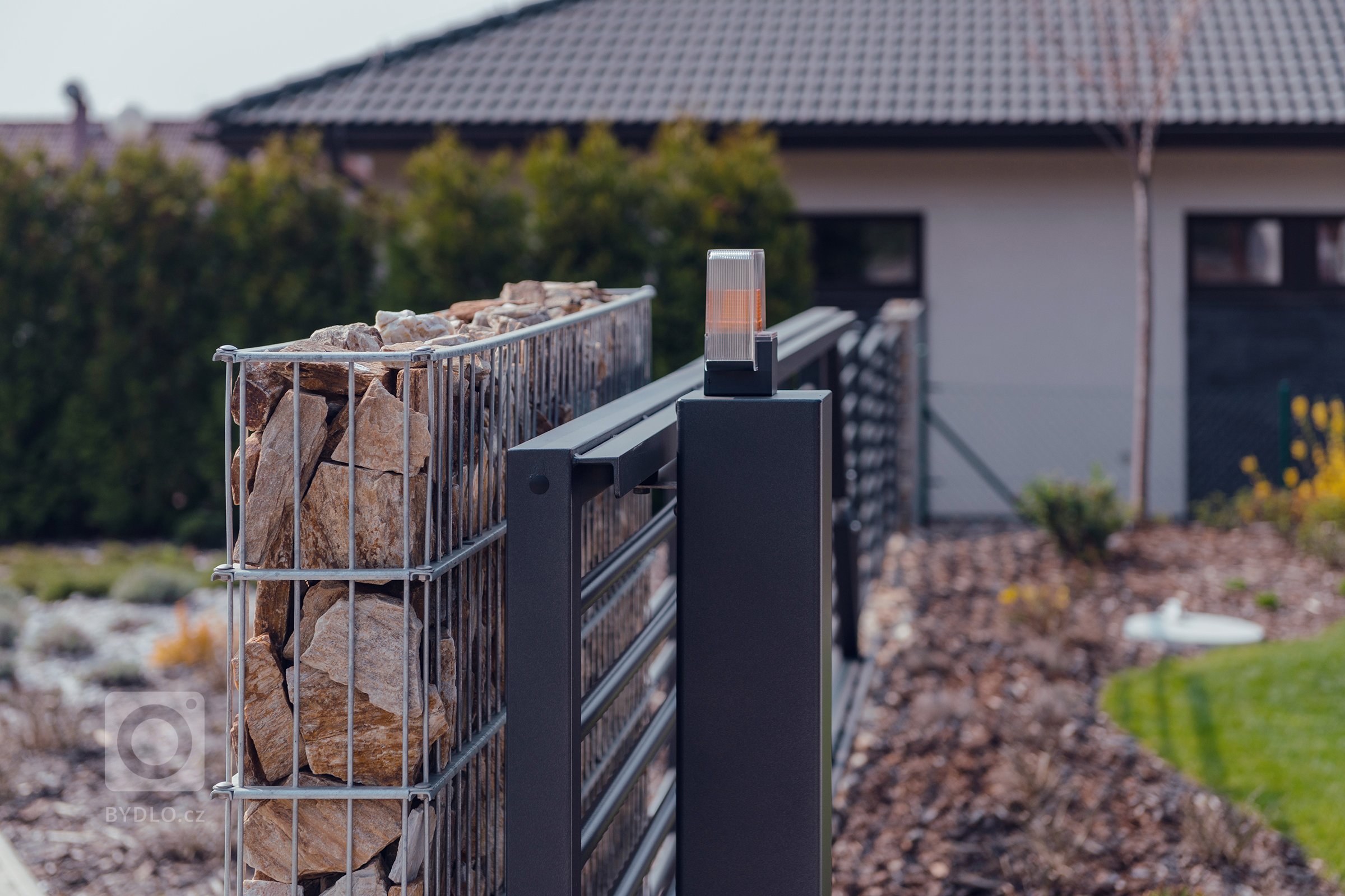 Jednoduše elegantní plot (rodinný dům, Mladá Boleslav)

Plot by neměl zastínit dům, ale měl by jej vhodně doplnit. Tak zněl požadavek zákazníka. A protože…