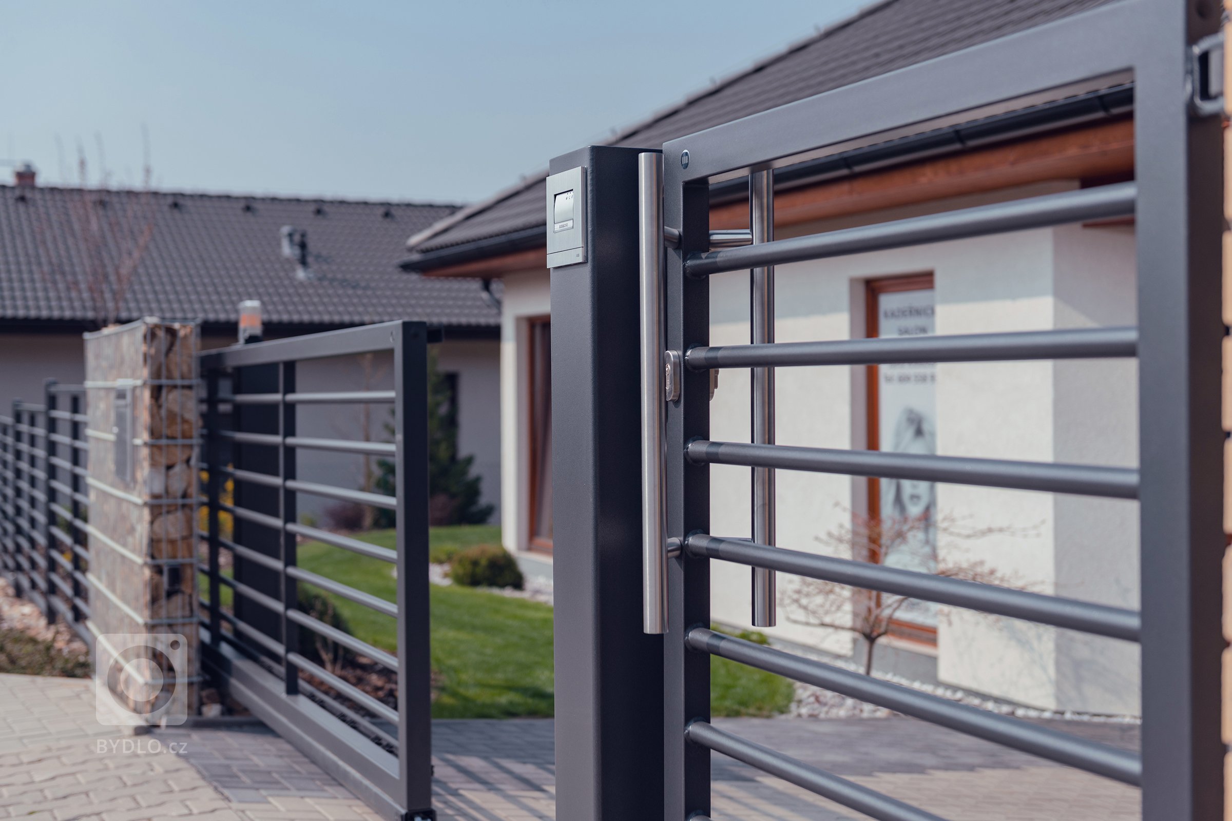 Jednoduše elegantní plot (rodinný dům, Mladá Boleslav)

Plot by neměl zastínit dům, ale měl by jej vhodně doplnit. Tak zněl požadavek zákazníka. A protože…