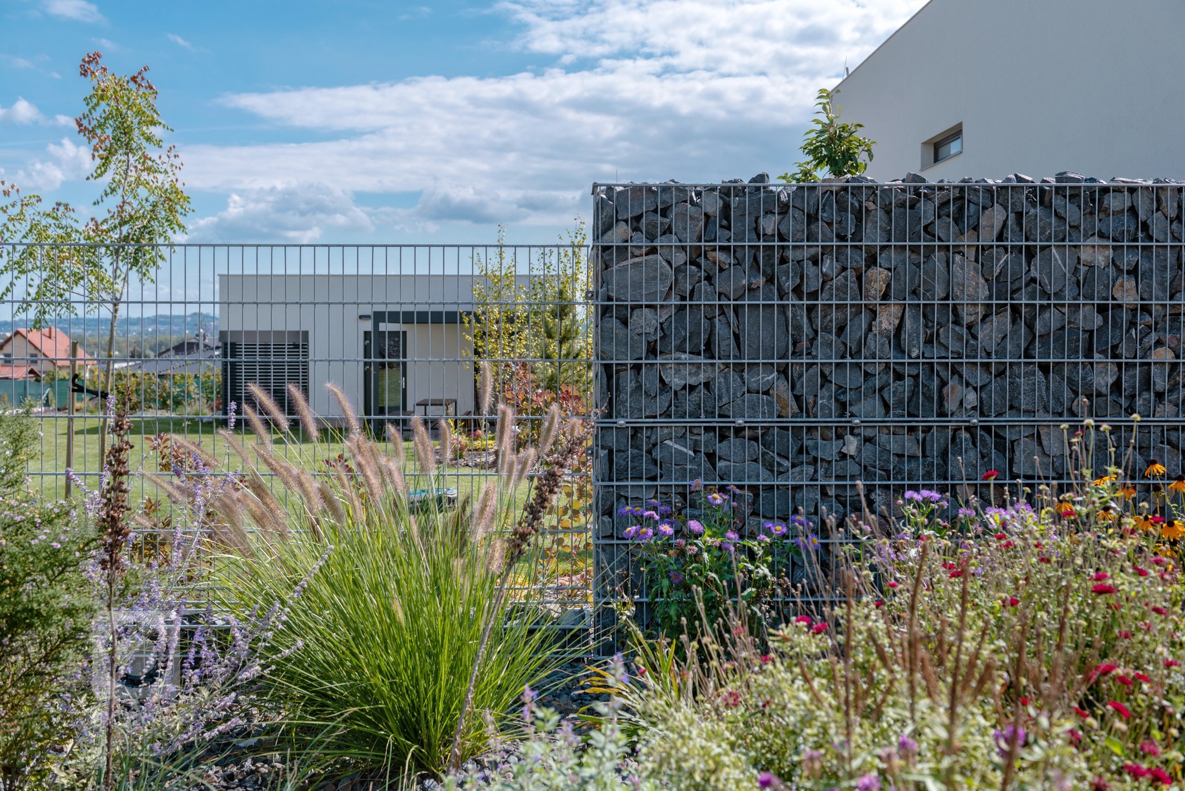 K modernímu domu, moderní plot (rodinný dům, Ostrava)

Klient si přál, aby plot zajišťoval soukromí a zaclonil hlavně příjezdovou část, poněvadž dům je pod…