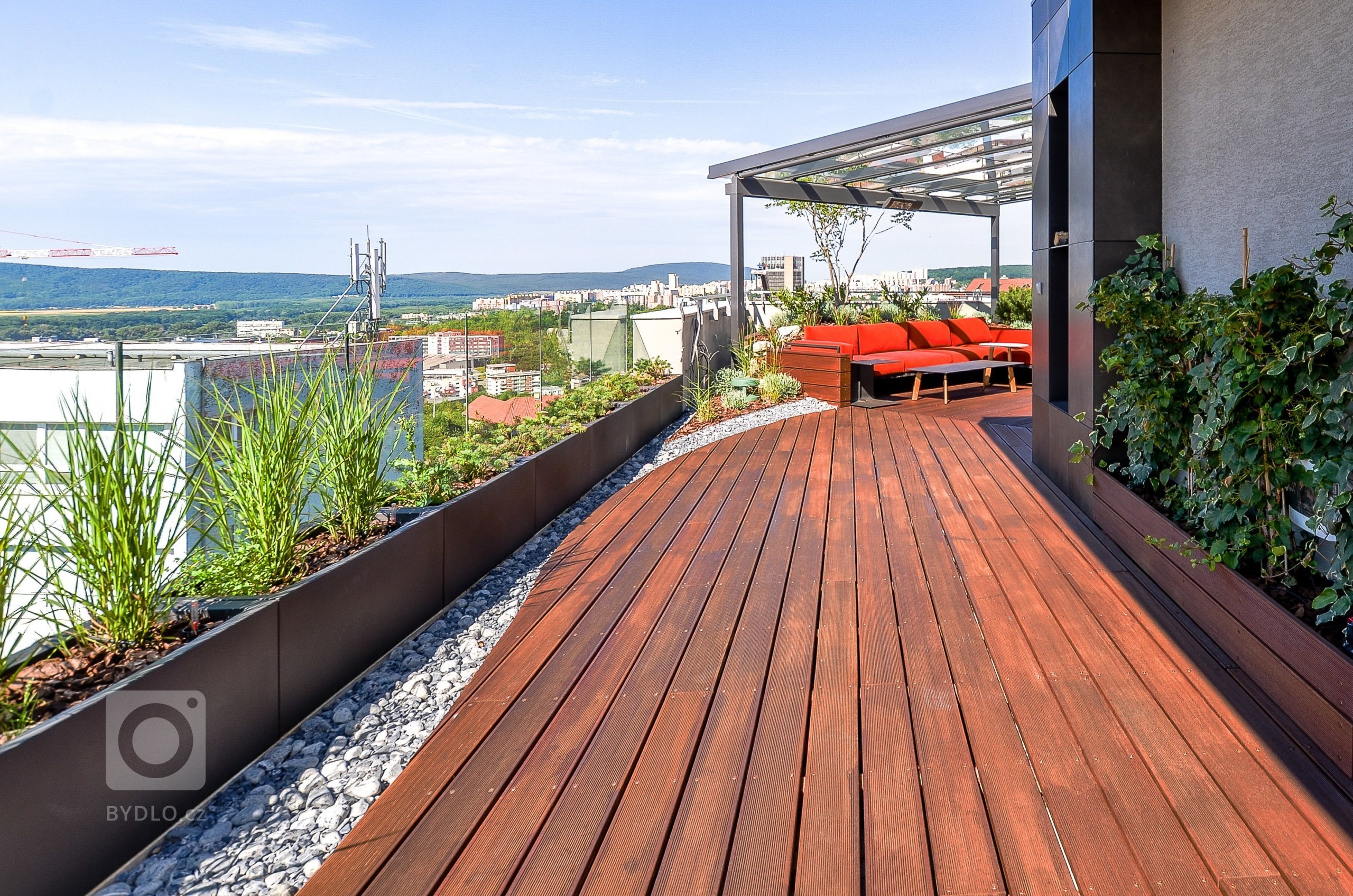 I na Slovensku se již začal výrazněji prosazovat fenomén budování luxusních penthousů. Do jednoho z nich vás nyní zveme. Jeho majitel si své nadstandardní…