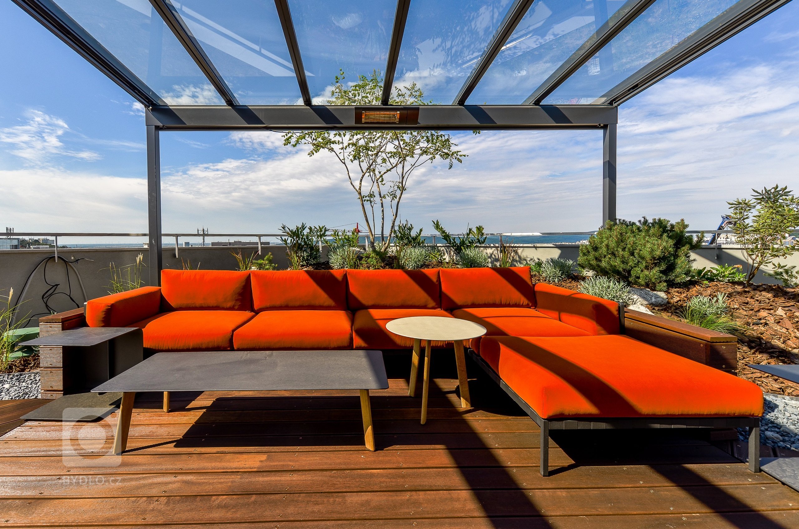 I na Slovensku se již začal výrazněji prosazovat fenomén budování luxusních penthousů. Do jednoho z nich vás nyní zveme. Jeho majitel si své nadstandardní…