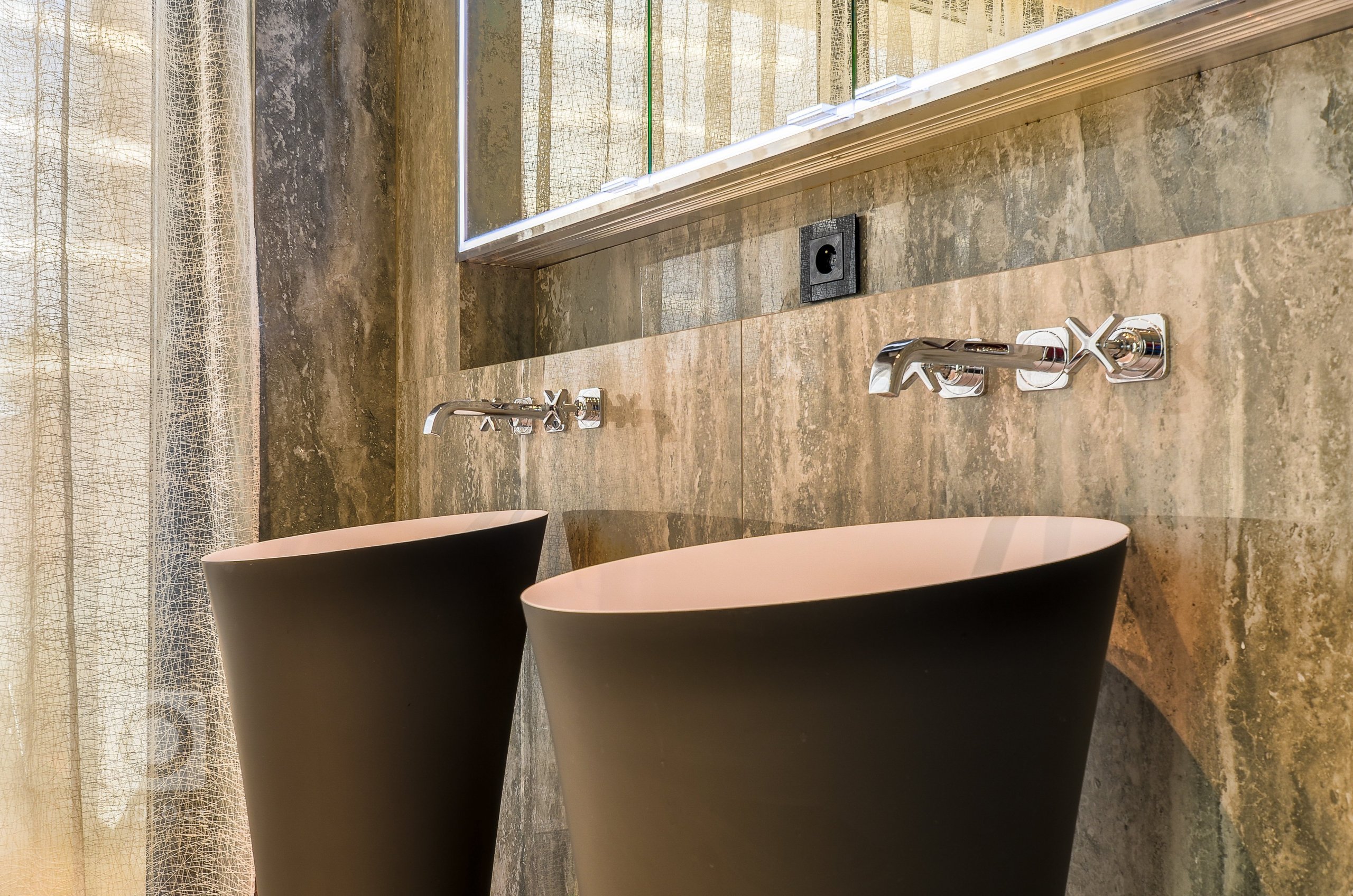 I na Slovensku se již začal výrazněji prosazovat fenomén budování luxusních penthousů. Do jednoho z nich vás nyní zveme. Jeho majitel si své nadstandardní…