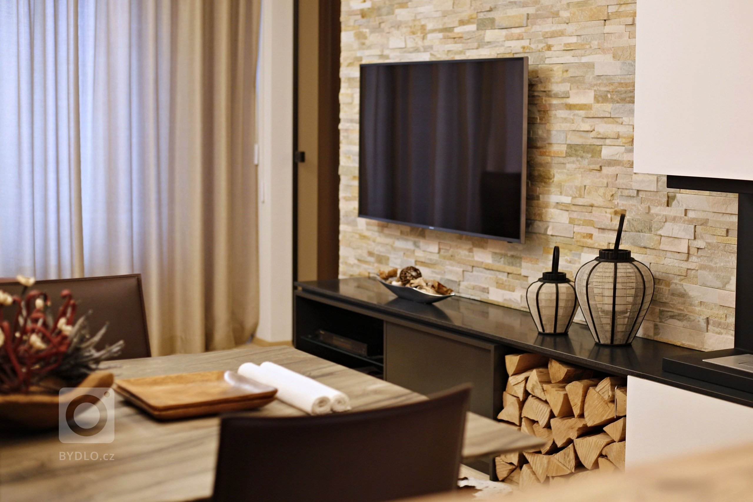 Při plánování svého horského apartmánu v Krkonoších vsadili majitelé na výrazovou čistotu, jednoduchost a přírodní materiály.

V luxusním apartmá jednoduché…