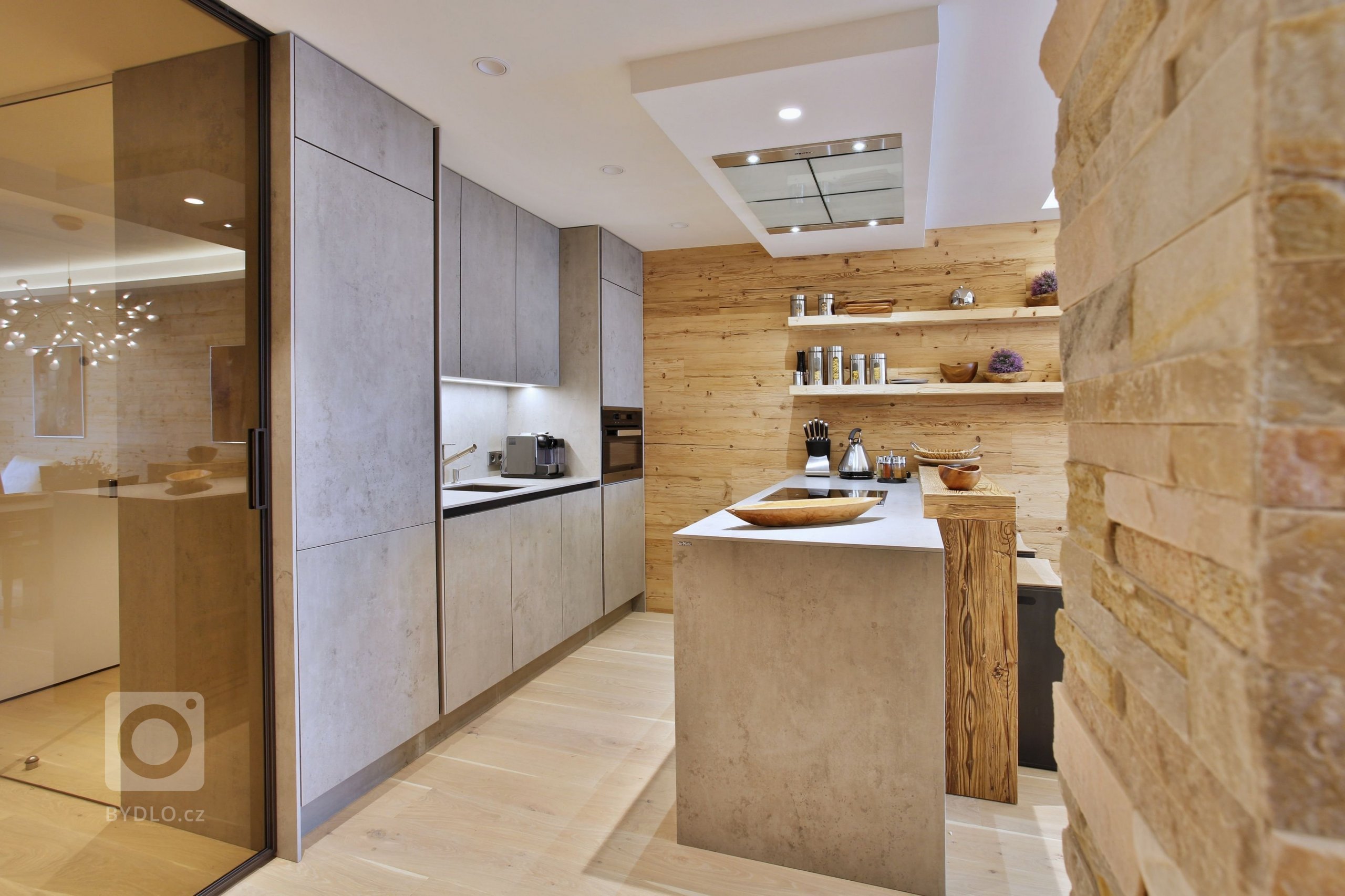 Při plánování svého horského apartmánu v Krkonoších vsadili majitelé na výrazovou čistotu, jednoduchost a přírodní materiály.

V luxusním apartmá jednoduché…