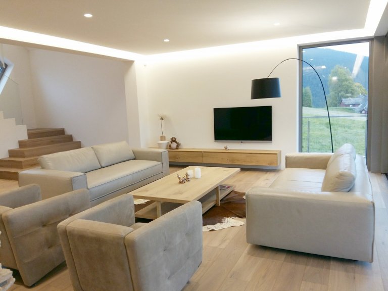 Byli jsme osloveni k návrhu a kompletní realizaci interiéru rodinného domu ve Špindlerově Mlýně. Přáním investora bylo vytvořit jednoduchý a otevřený prostor.…