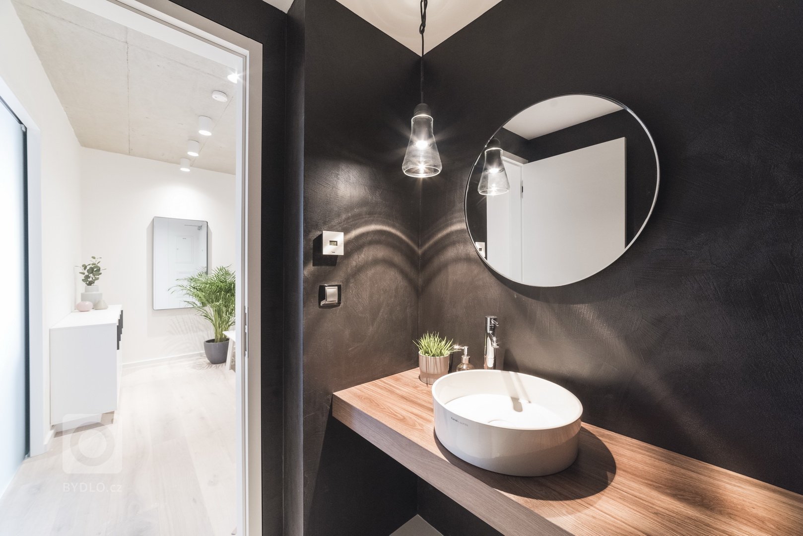 Realizace apartmánu&nbsp;je součástí návrhu interiéru bytového domu v centru Prahy.&nbsp;&nbsp;Návrh pracuje s podstatou samotné stavby a její železobetonové…