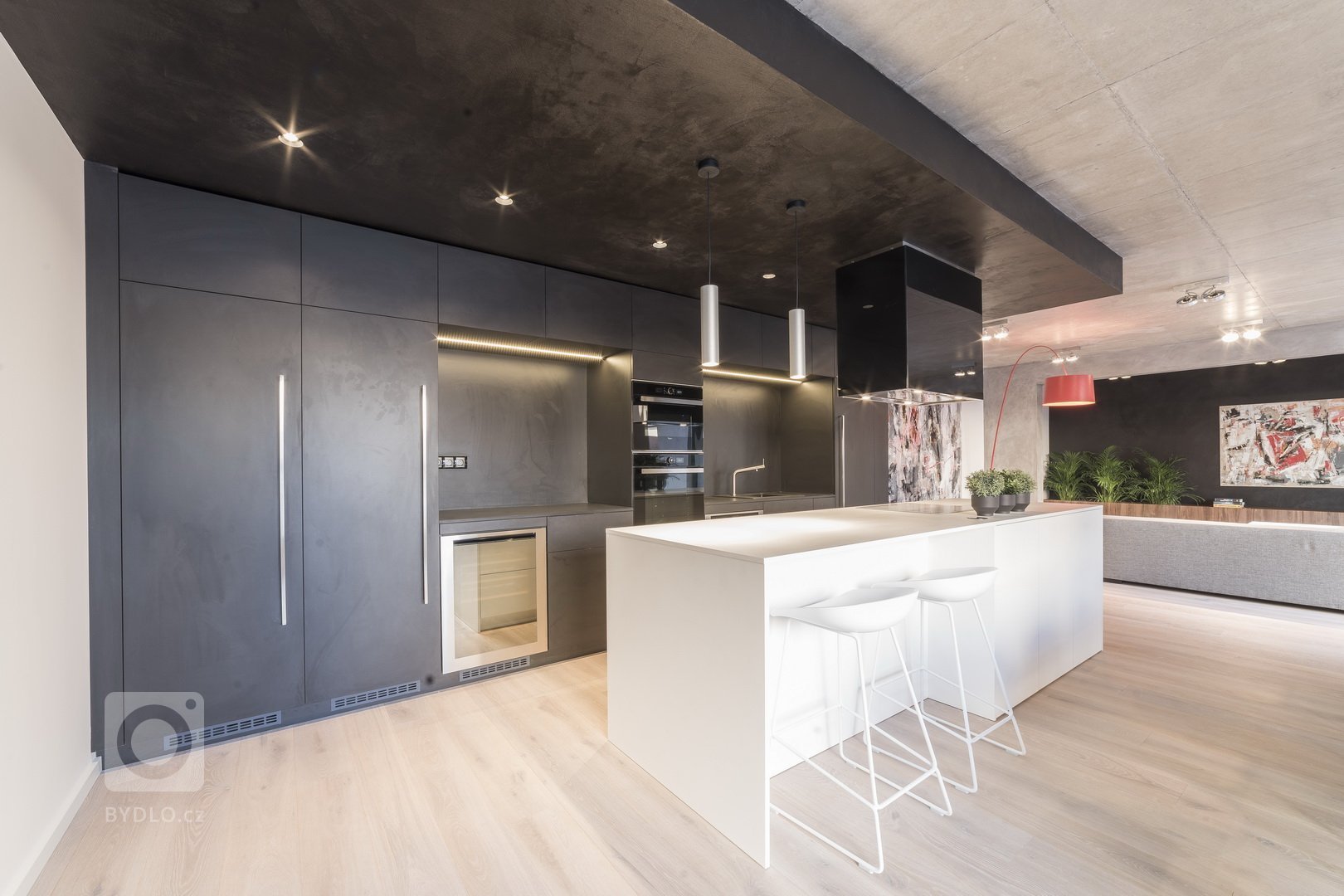 Realizace apartmánu&nbsp;je součástí návrhu interiéru bytového domu v centru Prahy.&nbsp;&nbsp;Návrh pracuje s podstatou samotné stavby a její železobetonové…