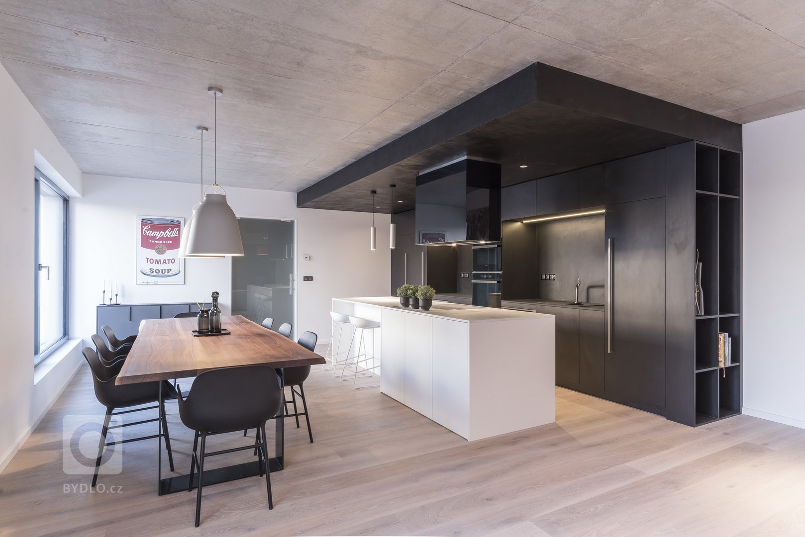 Realizace apartmánu&nbsp;je součástí návrhu interiéru bytového domu v centru Prahy.&nbsp;&nbsp;Návrh pracuje s podstatou samotné stavby a její železobetonové…