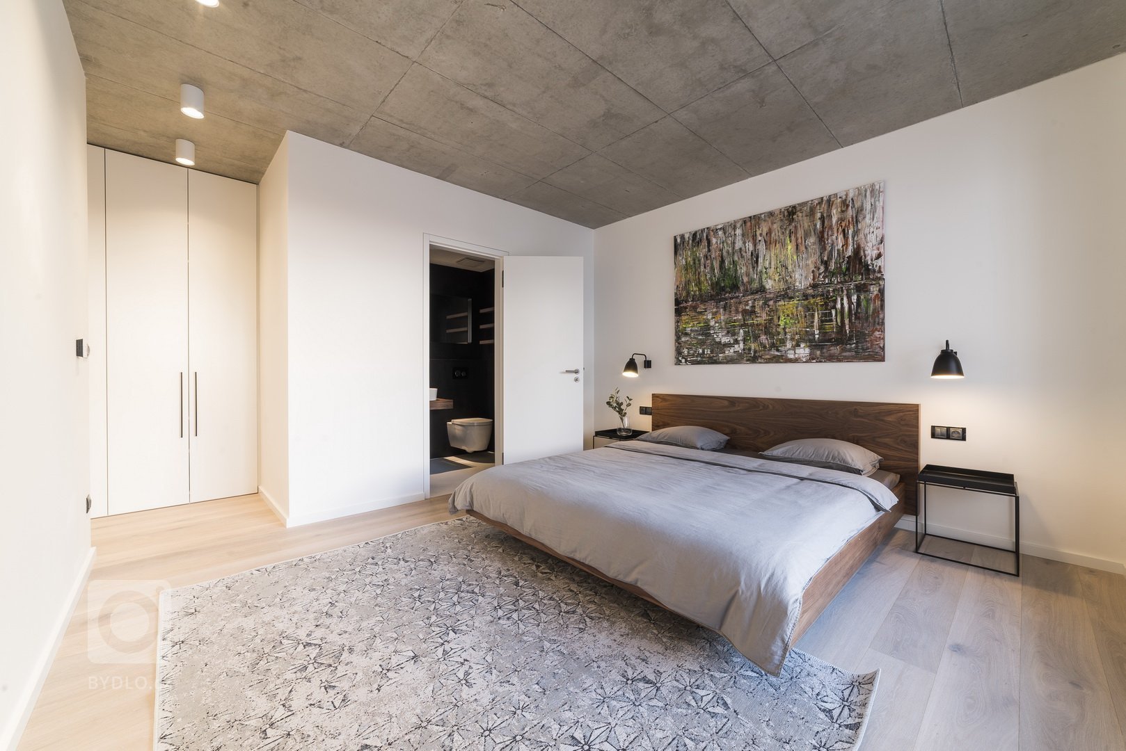 Realizace apartmánu&nbsp;je součástí návrhu interiéru bytového domu v centru Prahy.&nbsp;&nbsp;Návrh pracuje s podstatou samotné stavby a její železobetonové…