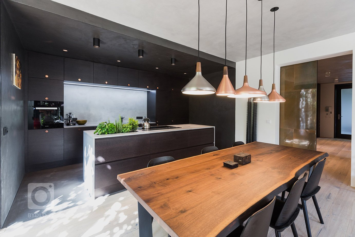 Byt pro mladou rodinu nebylo nutné nijak zásadně rekonstruovat ani dispozičně upravovat. Mohla jsem se soustředit především na hledání materiálů a návrhy…