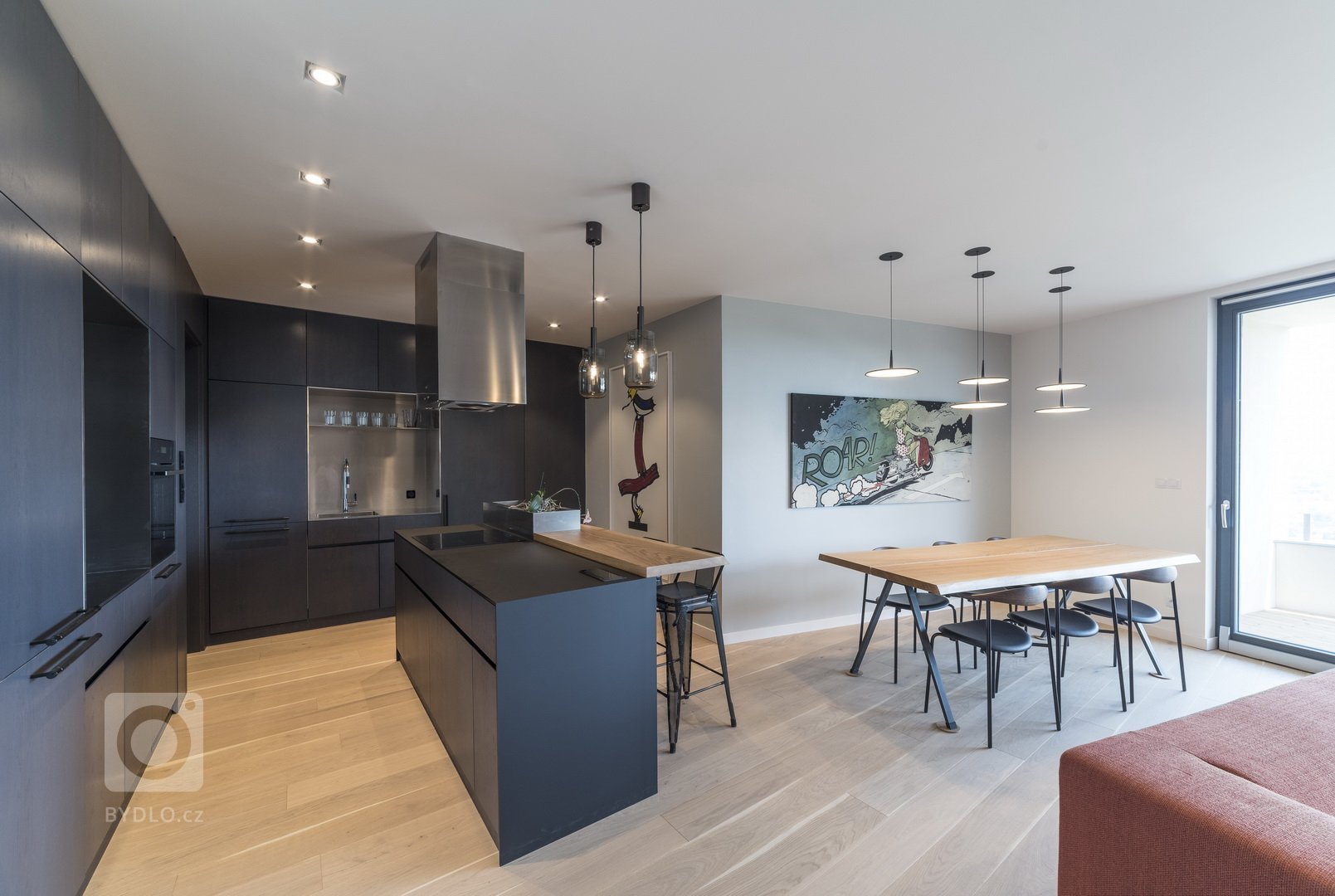 Specifická dispozice a nepravidelnost bytu, dala vzniknout novým konceptům řešení kuchyně. Hlavní devizou bytu je výhled, tedy bylo stěžejní všechny části…