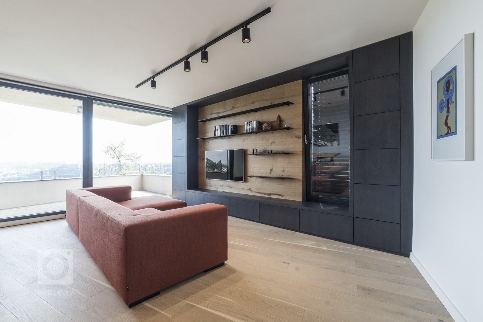 Specifická dispozice a nepravidelnost bytu, dala vzniknout novým konceptům řešení kuchyně. Hlavní devizou bytu je výhled, tedy bylo stěžejní všechny části…