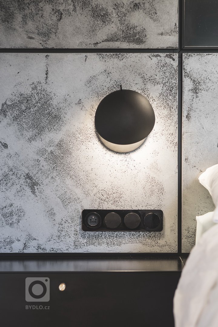 Specifická dispozice a nepravidelnost bytu, dala vzniknout novým konceptům řešení kuchyně. Hlavní devizou bytu je výhled, tedy bylo stěžejní všechny části…