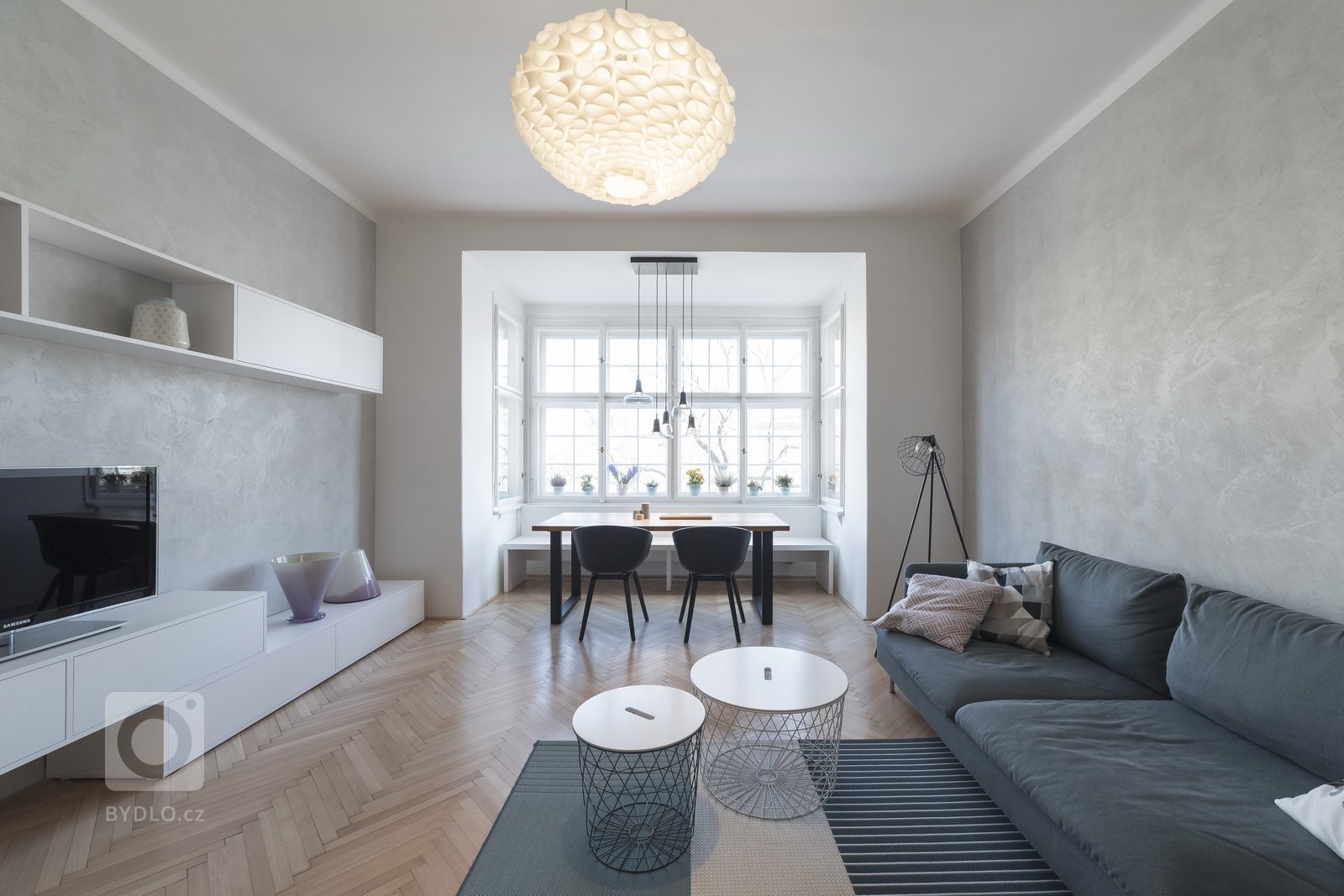 Byt v klasické činžovní zástavbě starých Holešovic je specifický svými prosklenými plochami. V návrhu byla zachována původní dispozice bytu, která je typická…