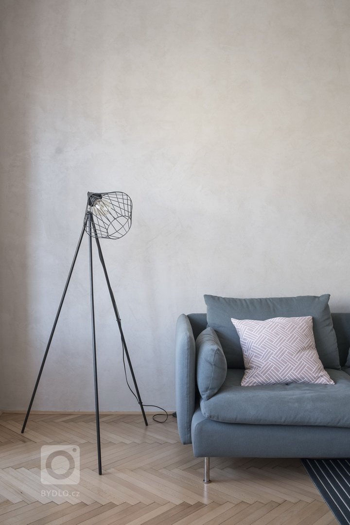 Byt v klasické činžovní zástavbě starých Holešovic je specifický svými prosklenými plochami. V návrhu byla zachována původní dispozice bytu, která je typická…